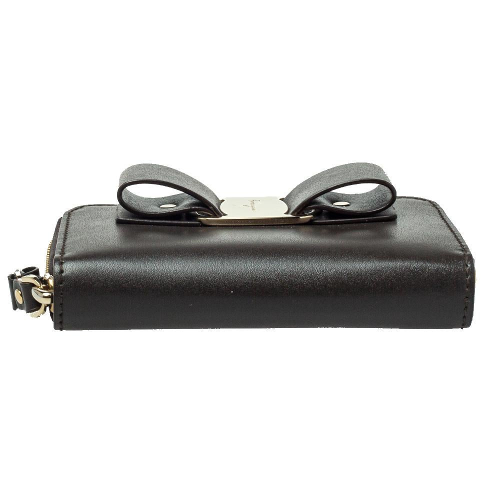 Salvatore Ferragamo Grey Leather Vara Bow Coin Purse In Excellent Condition In Dubai, Al Qouz 2