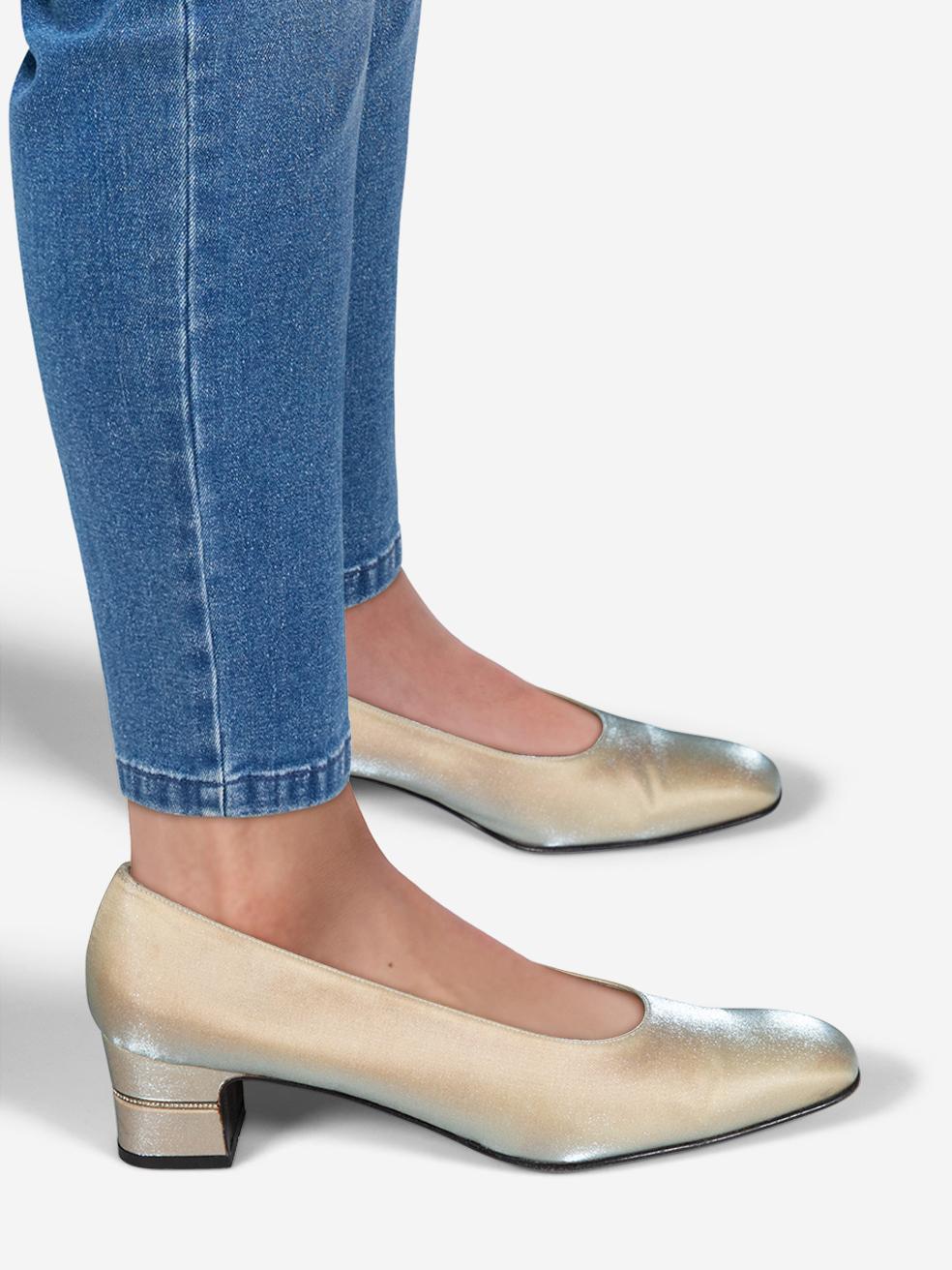 CONDITION is Very good. Minimal wear to the pumps is evident. Marks on both heels, left counter and both toe boxes on this used Salvatore Ferragamo designer resale item. Comes with original box.
 
 Details
 
 
 Grey 
 
 Cloth textile
 
 Pumps
 
