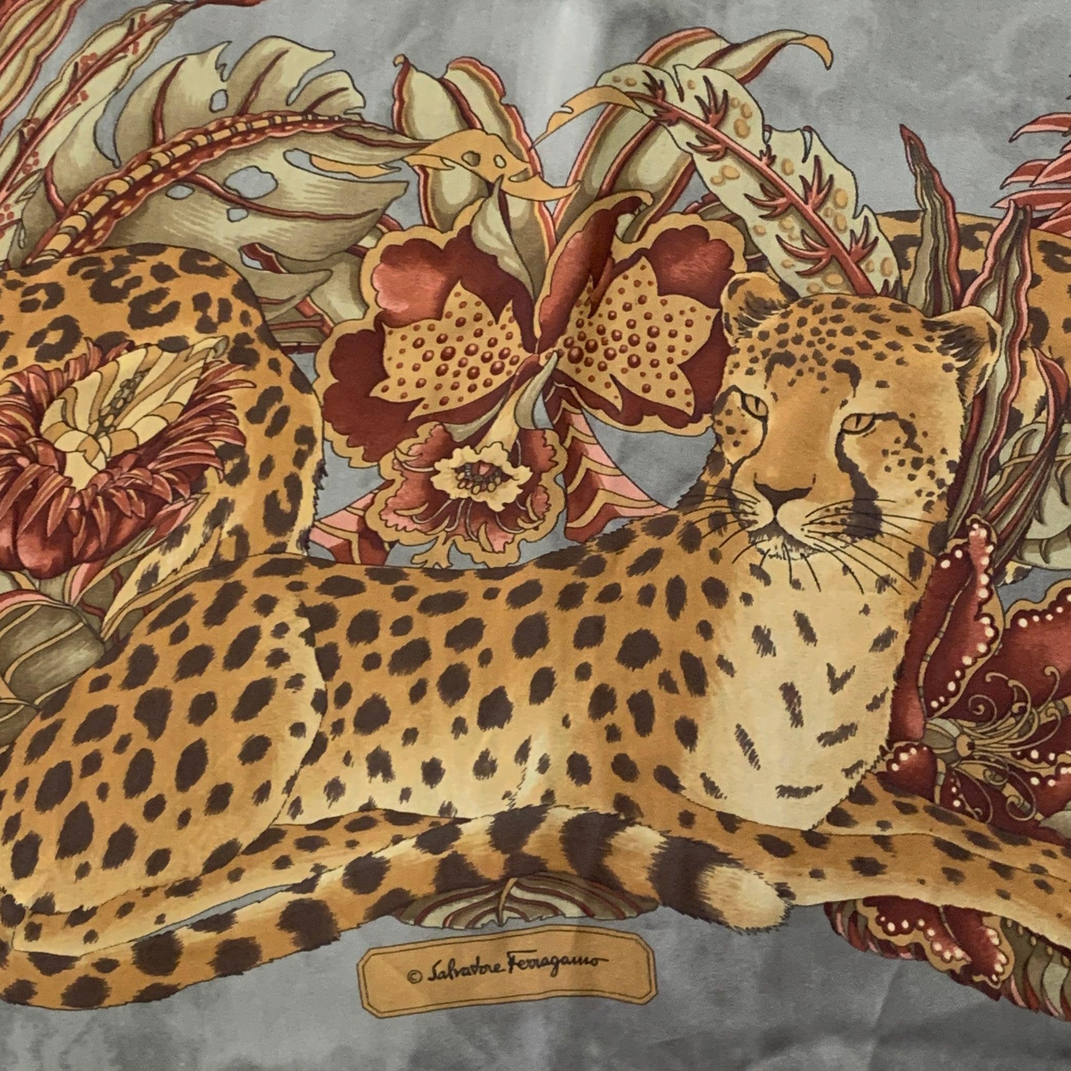 Foulard SALVATORE FERRAGAMO
en soie grise avec un imprimé léopard orange et rouge avec des fleurs, et des bords roulés à la main.Très bon état d'occasion. Accrochage modéré. 

Mesures : 
  67 x 26 pouces 
  
  
 
Référence Sui Generis :