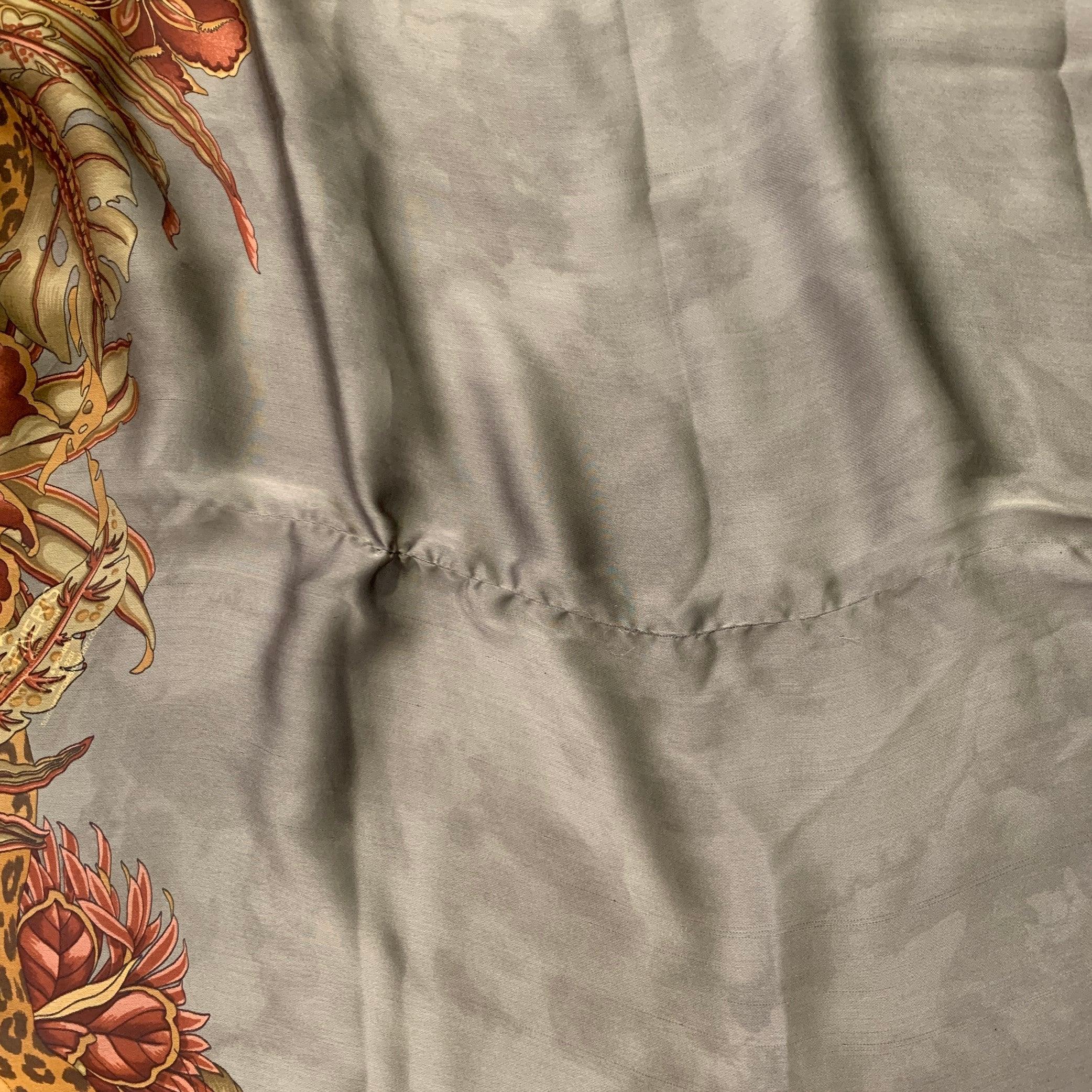 SALVATORE FERRAGAMO Foulard en soie gris orange rouge léopard Bon état - En vente à San Francisco, CA