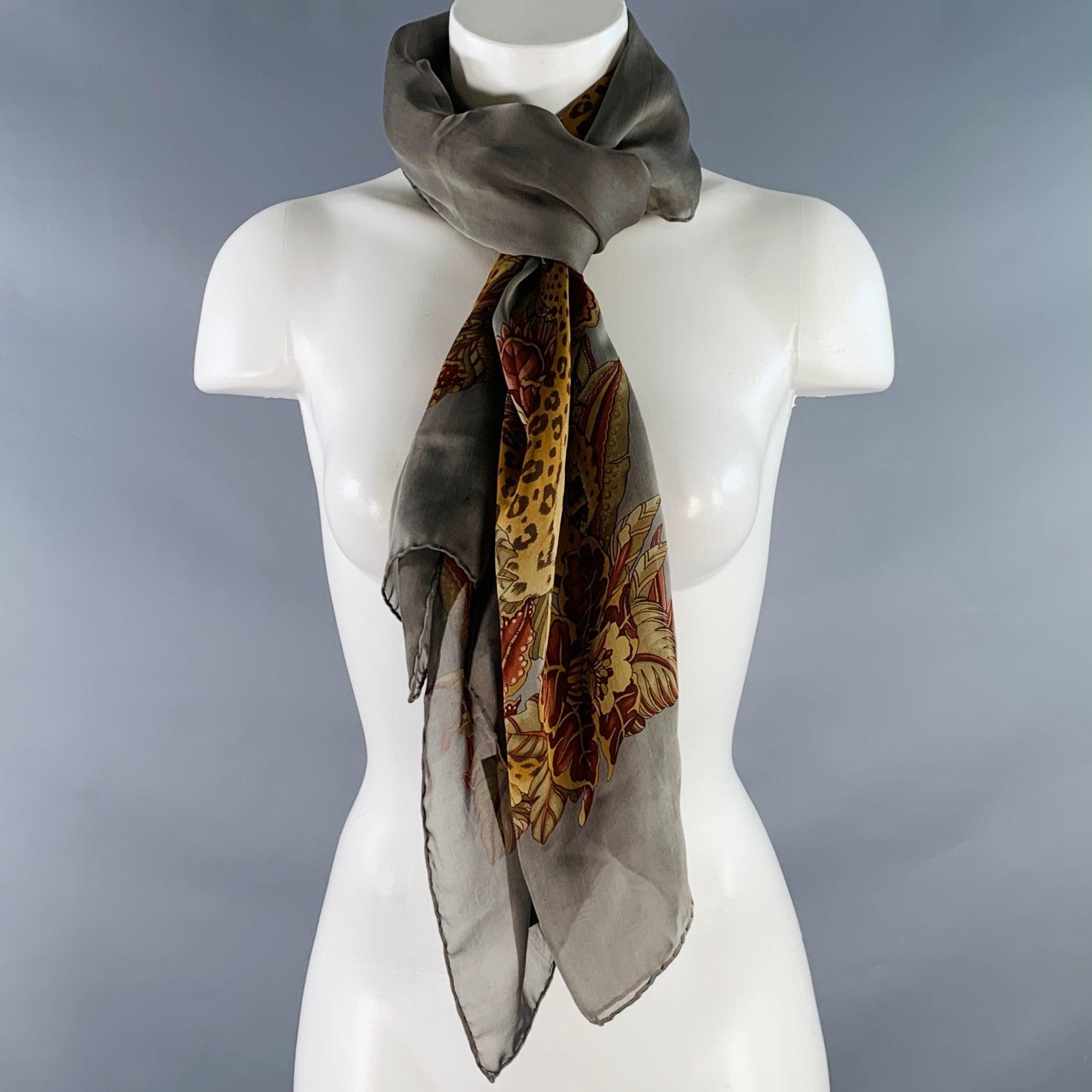 SALVATORE FERRAGAMO Foulard en soie gris orange rouge léopard Pour hommes en vente
