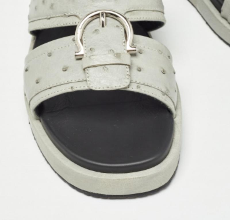 Salvatore Ferragamo Grau Strauß Lutfi Plateau Pantoletten Größe 40.5 im Angebot 1