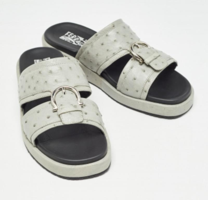 Salvatore Ferragamo Grau Strauß Lutfi Plateau Pantoletten Größe 40.5 im Angebot 2