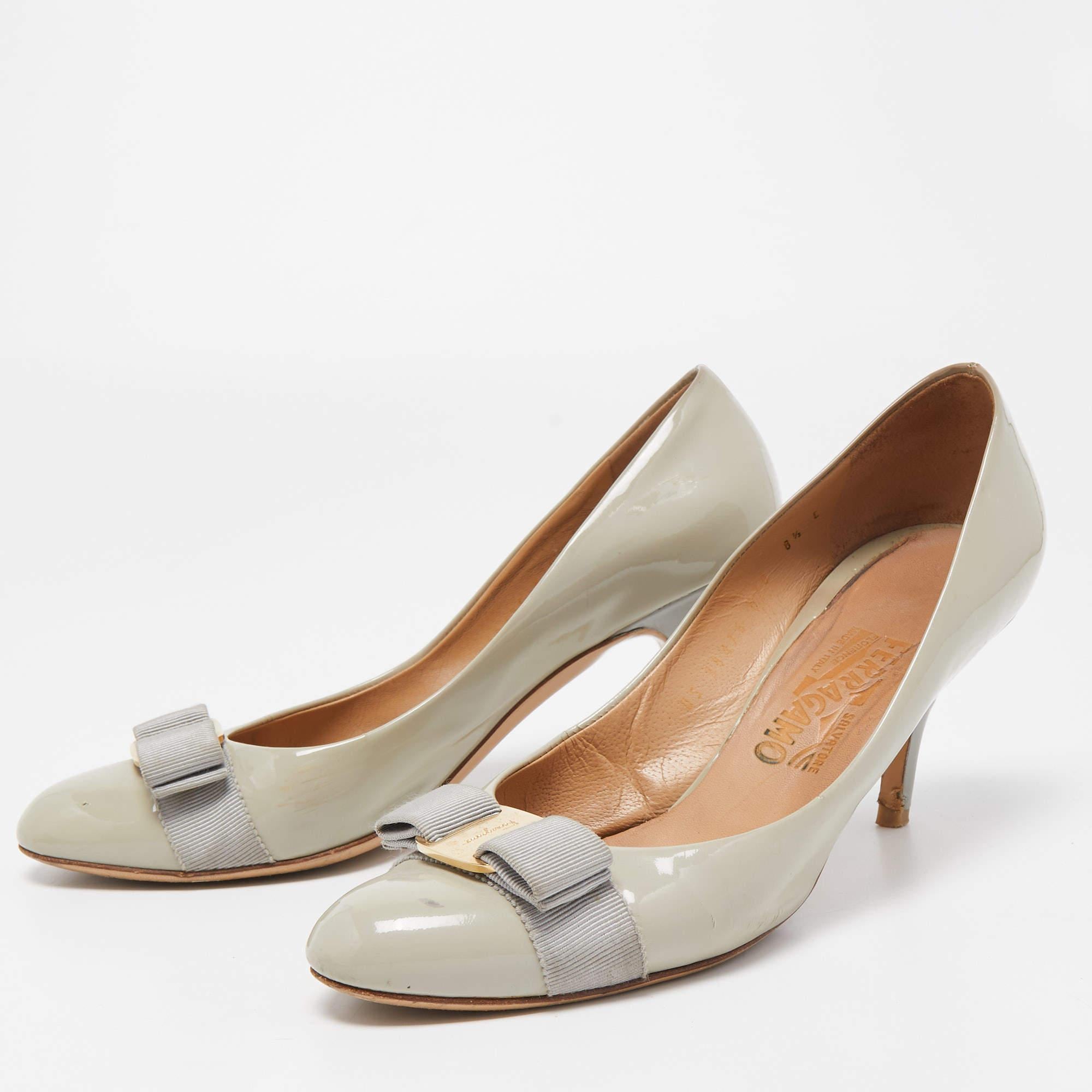 Crafted using grey patent leather  these Salvatore Ferragamo pumps are meant to add a sophisticated finish to your look of the day. The designer pumps feature covered toes  bow detailing  and 8 cm heels.