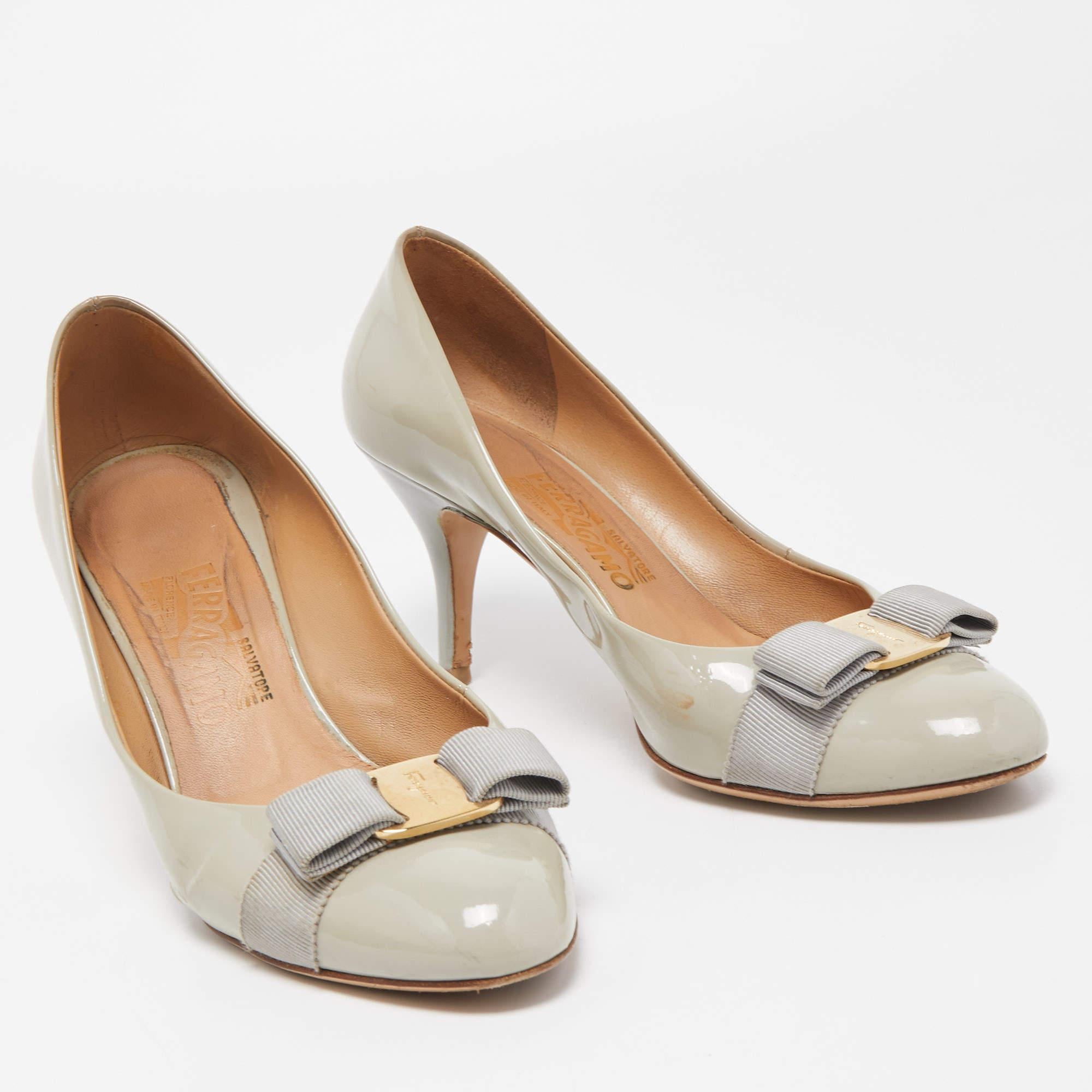 Salvatore Ferragamo Grey Patent Leather Vara Bow Pumps Size 39 In Fair Condition In Dubai, Al Qouz 2