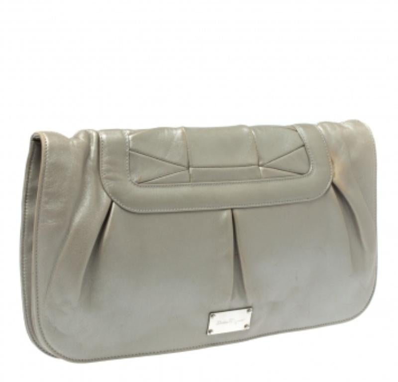 Carry this elegant clutch by Salvatore Ferragamo and get all the admiring glances. Crafted from leather in a grey hue, it has an oversized silhouette enhanced by a pleated design. The fabric-lined interior is well-sized for your essentials.