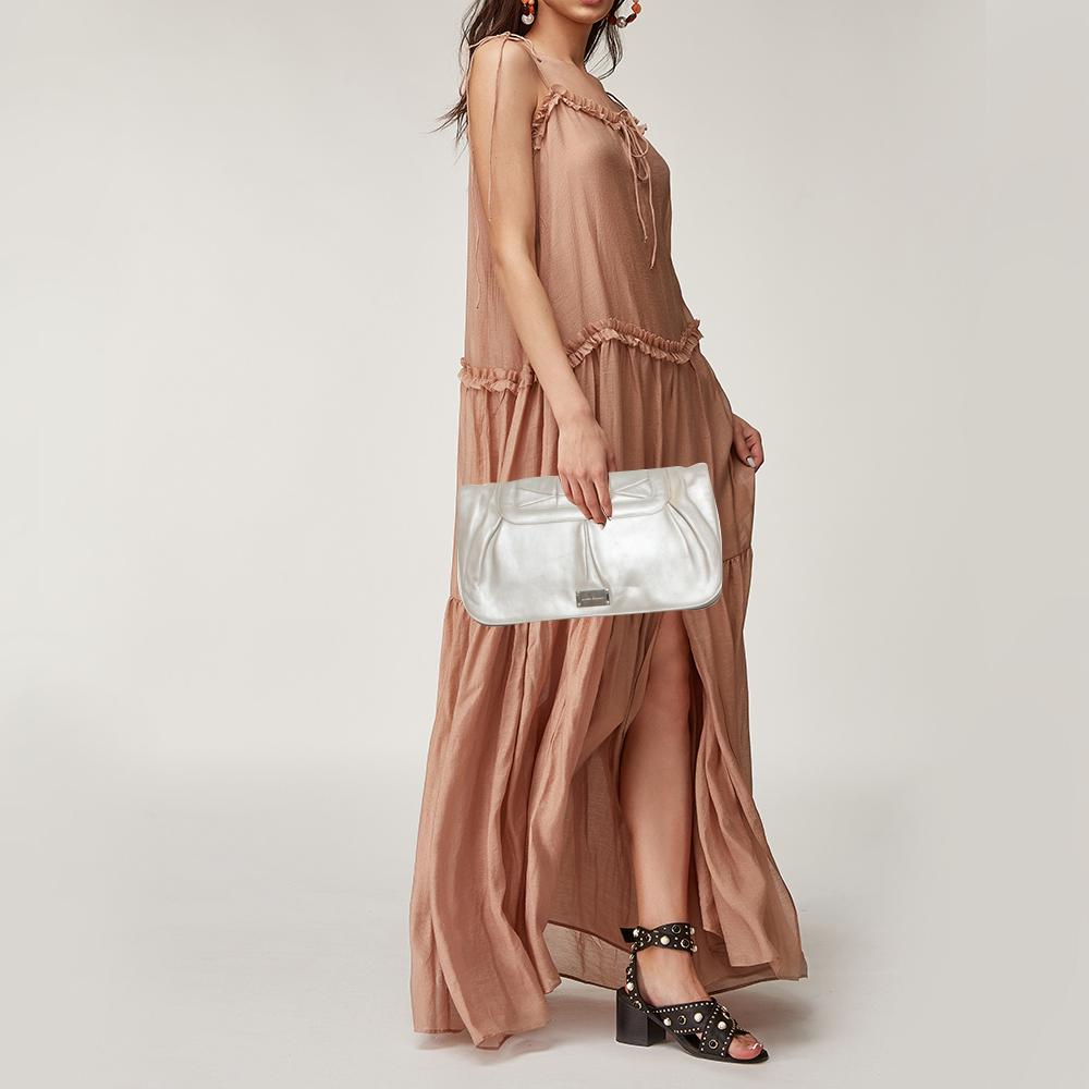 Porta con te questa elegante pochette di Salvatore Ferragamo e attira tutti gli sguardi di ammirazione. Realizzato in pelle di colore grigio, ha una silhouette oversize arricchita da un design a pieghe. L'interno foderato in tessuto è ben