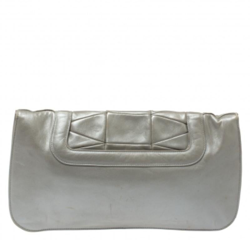 Salvatore Ferragamo Grey Pleated Leather Oversized Clutch In Fair Condition For Sale In Dubai, Al Qouz 2