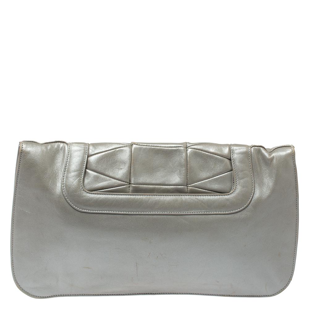 Pochette oversize in pelle plissettata grigia di Salvatore Ferragamo In condizioni buone a Dubai, Al Qouz 2