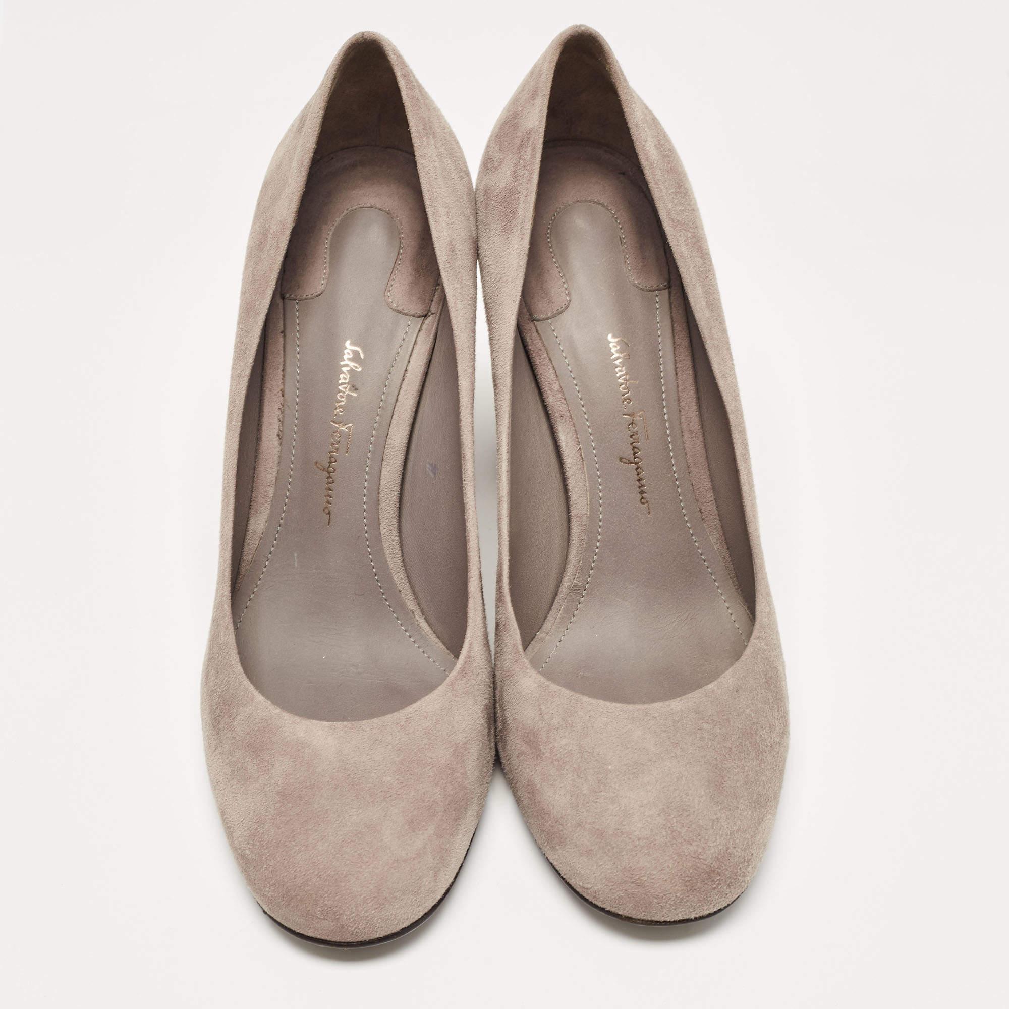 Marron Salvatore Ferragamo - Escarpins Lucca en daim gris, taille 37 en vente