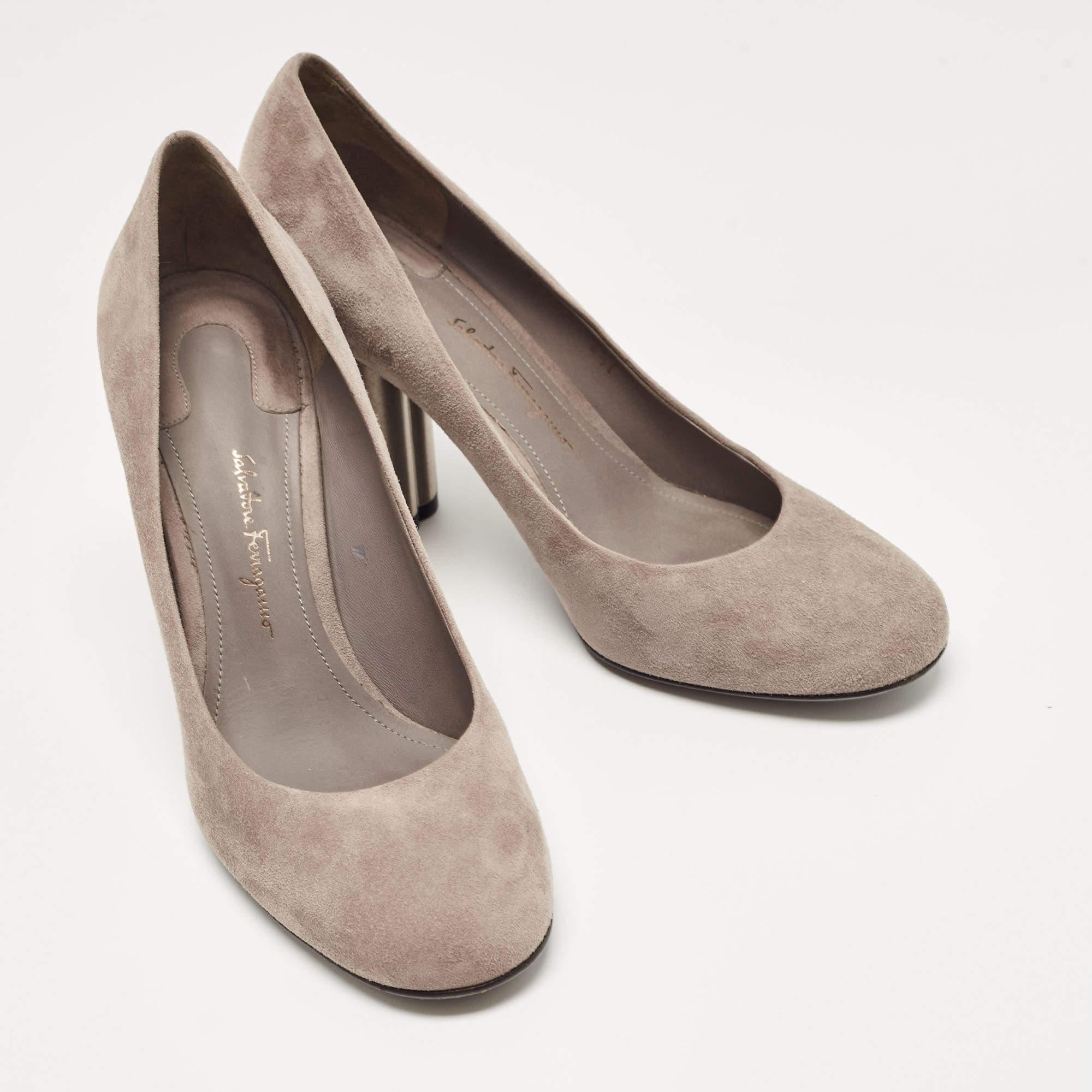 Salvatore Ferragamo - Escarpins Lucca en daim gris, taille 37 Bon état - En vente à Dubai, Al Qouz 2