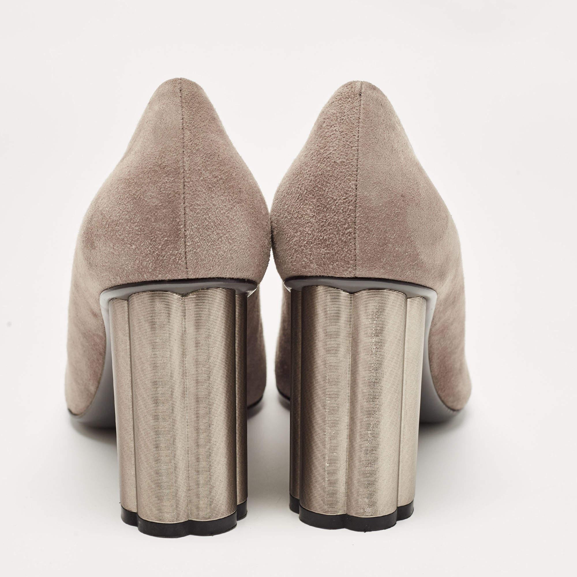 Salvatore Ferragamo - Escarpins Lucca en daim gris, taille 37 Pour femmes en vente