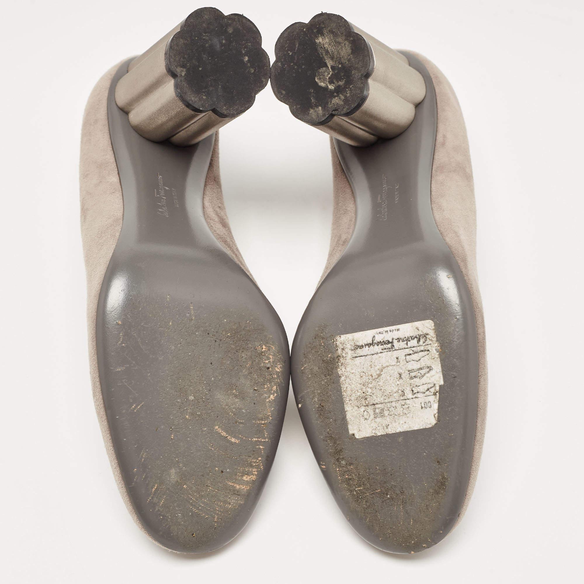 Salvatore Ferragamo - Escarpins Lucca en daim gris, taille 37 en vente 1