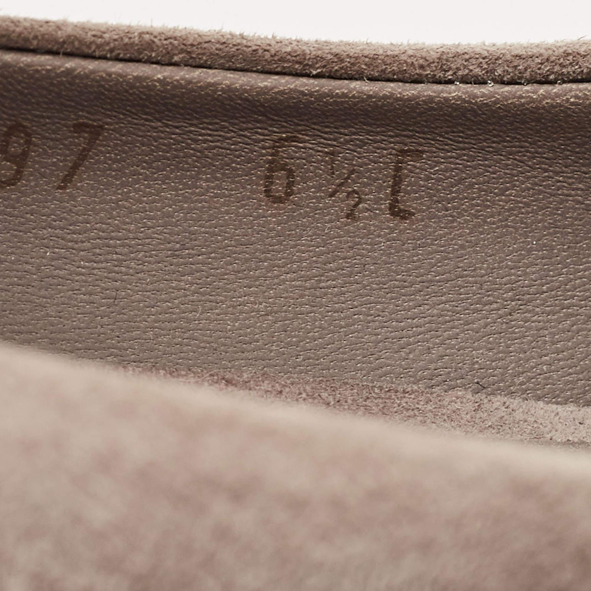 Salvatore Ferragamo - Escarpins Lucca en daim gris, taille 37 en vente 2