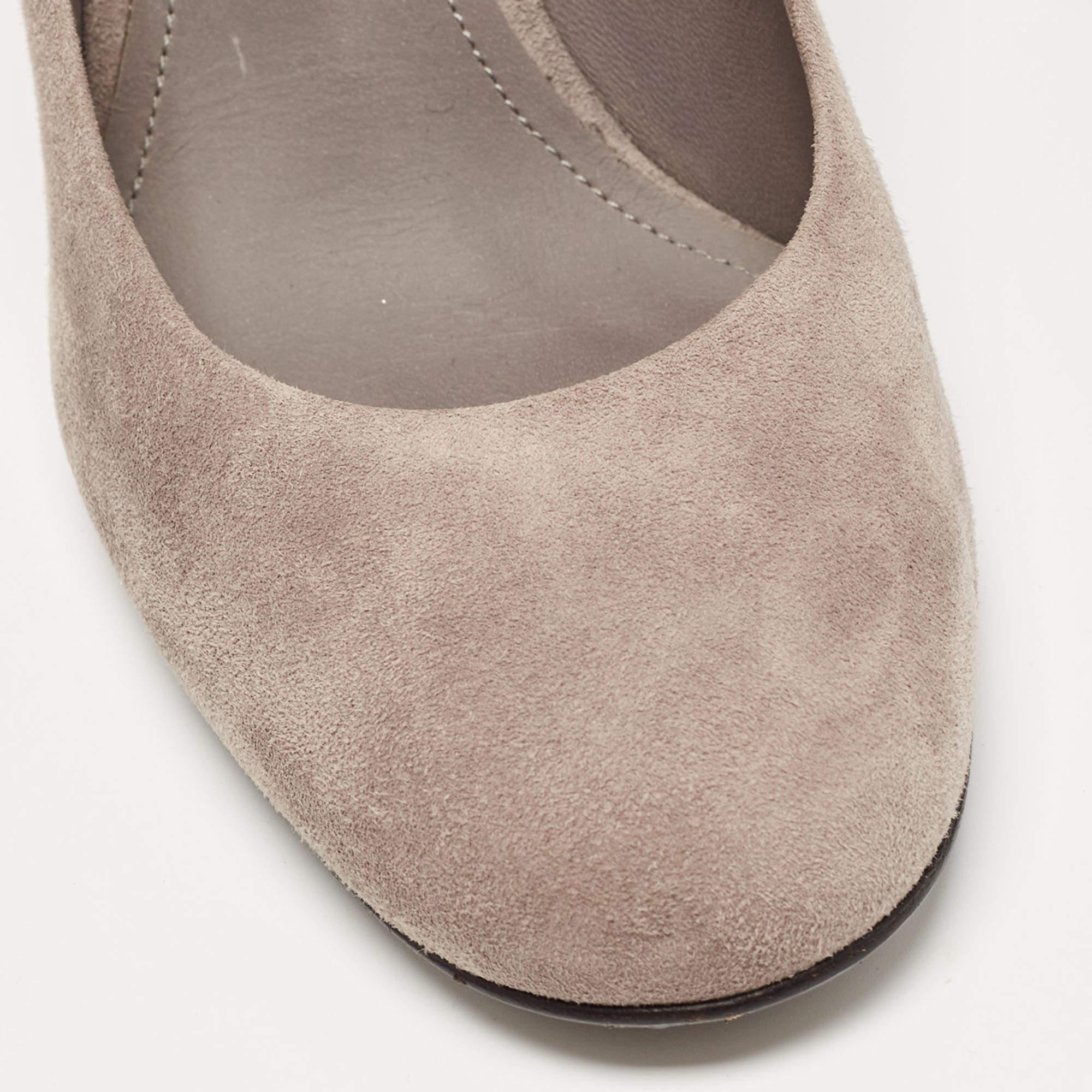 Salvatore Ferragamo - Escarpins Lucca en daim gris, taille 37 en vente 3