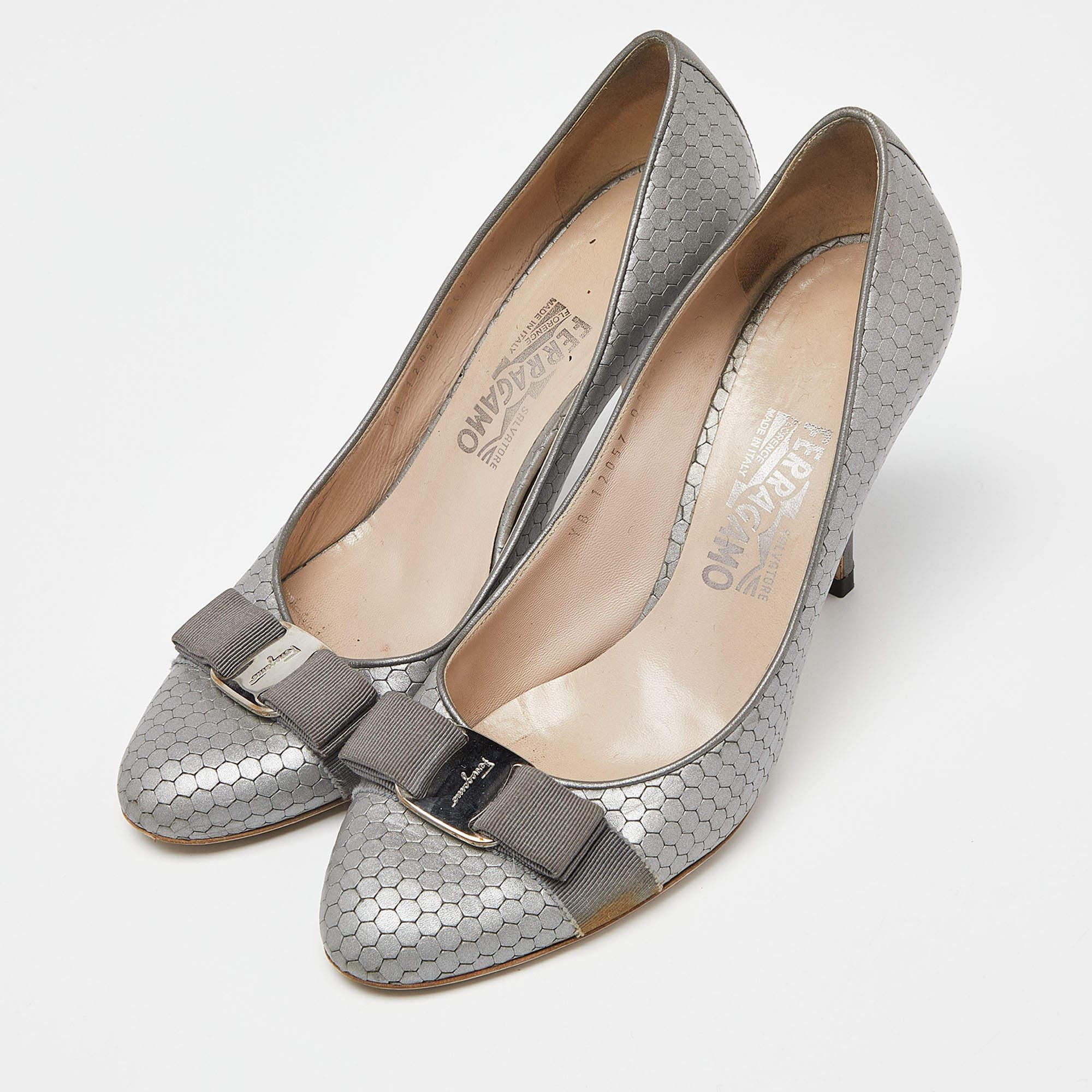 Des chaussures merveilleusement fabriquées ajoutées avec des éléments notables pour bien s'adapter et s'associer parfaitement à tous vos projets. Faites vôtres ces escarpins de créateurs dès aujourd'hui