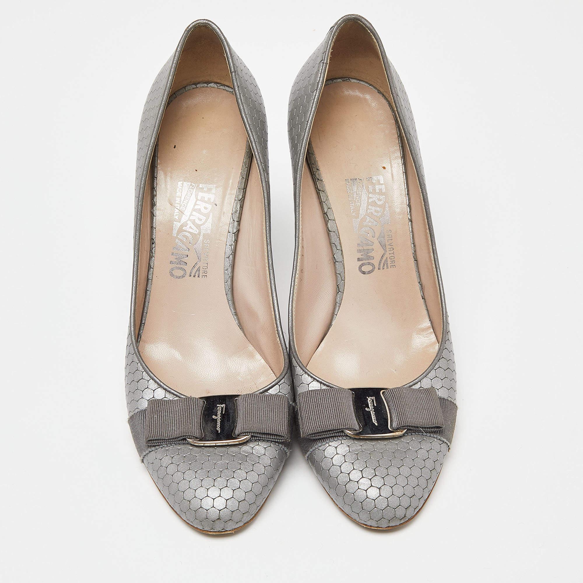 Gris Salvatore Ferragamo escarpins Vara à nœud en cuir texturé gris, taille 39,5 en vente