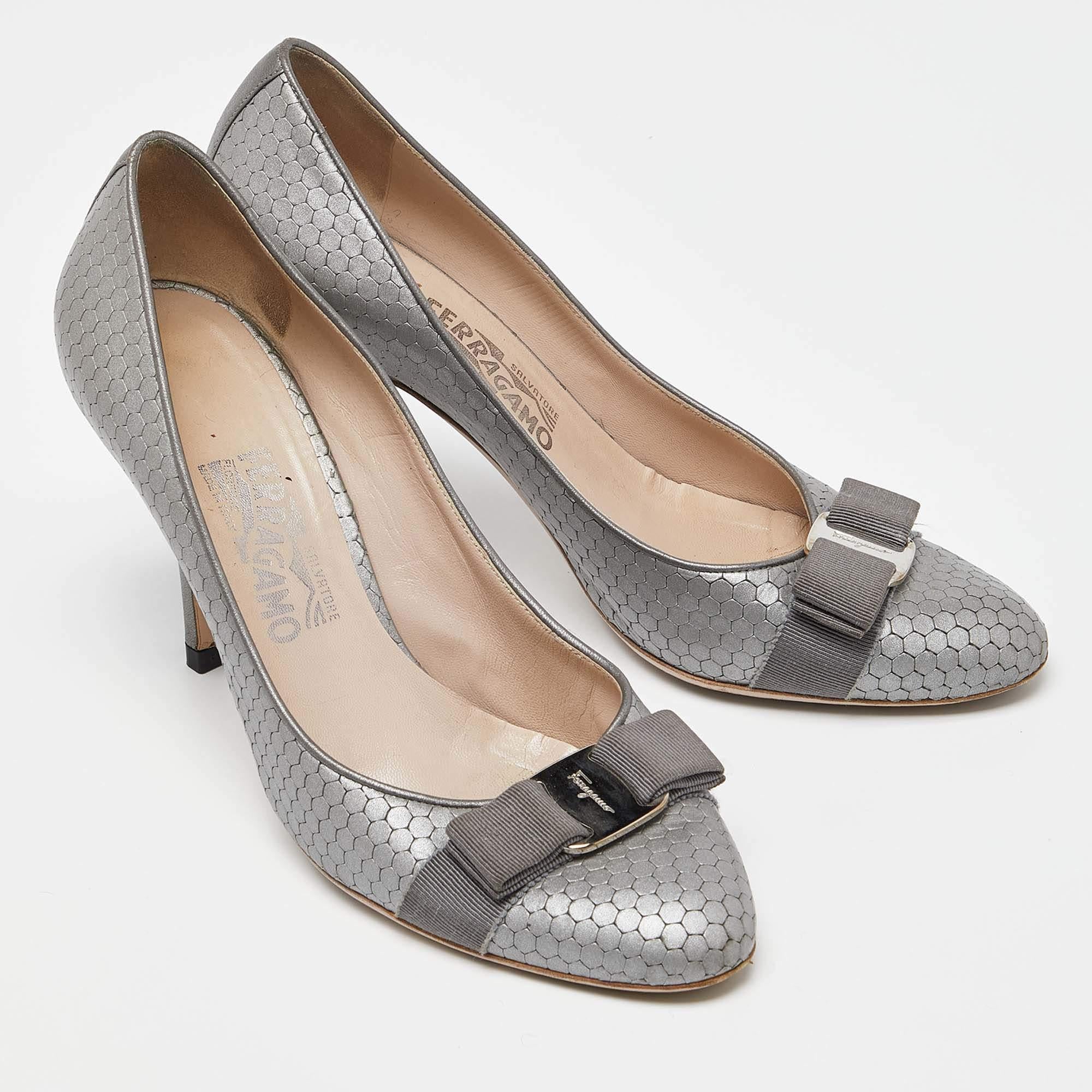 Salvatore Ferragamo escarpins Vara à nœud en cuir texturé gris, taille 39,5 État moyen - En vente à Dubai, Al Qouz 2