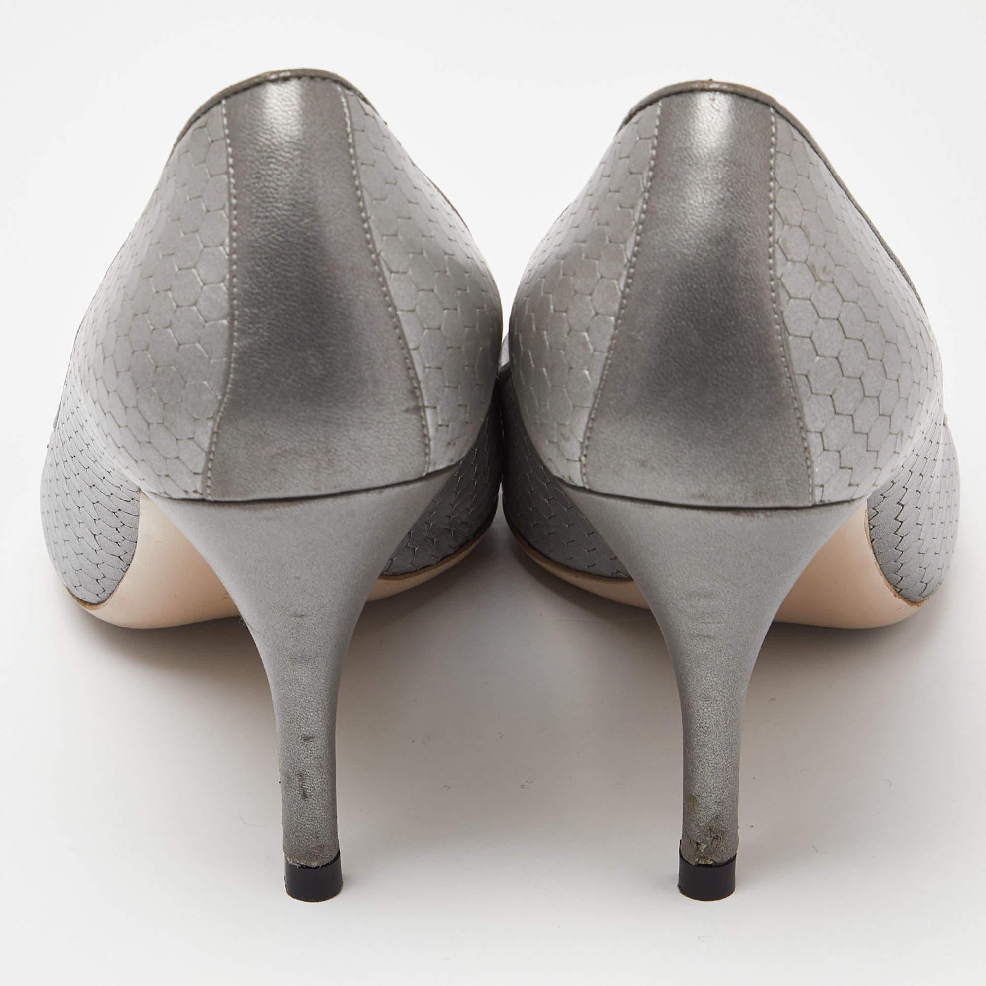 Salvatore Ferragamo escarpins Vara à nœud en cuir texturé gris, taille 39,5 Pour femmes en vente
