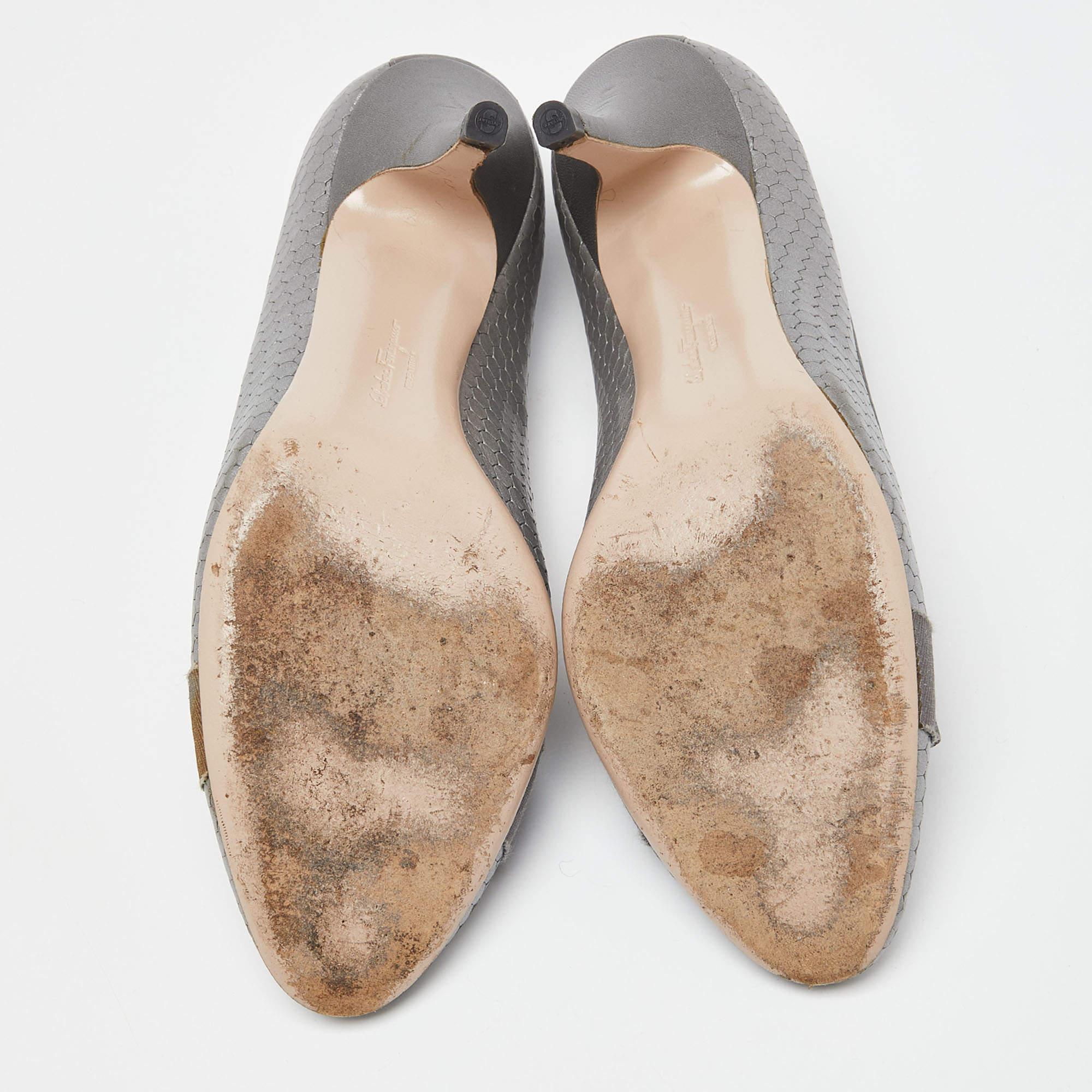 Salvatore Ferragamo escarpins Vara à nœud en cuir texturé gris, taille 39,5 en vente 1