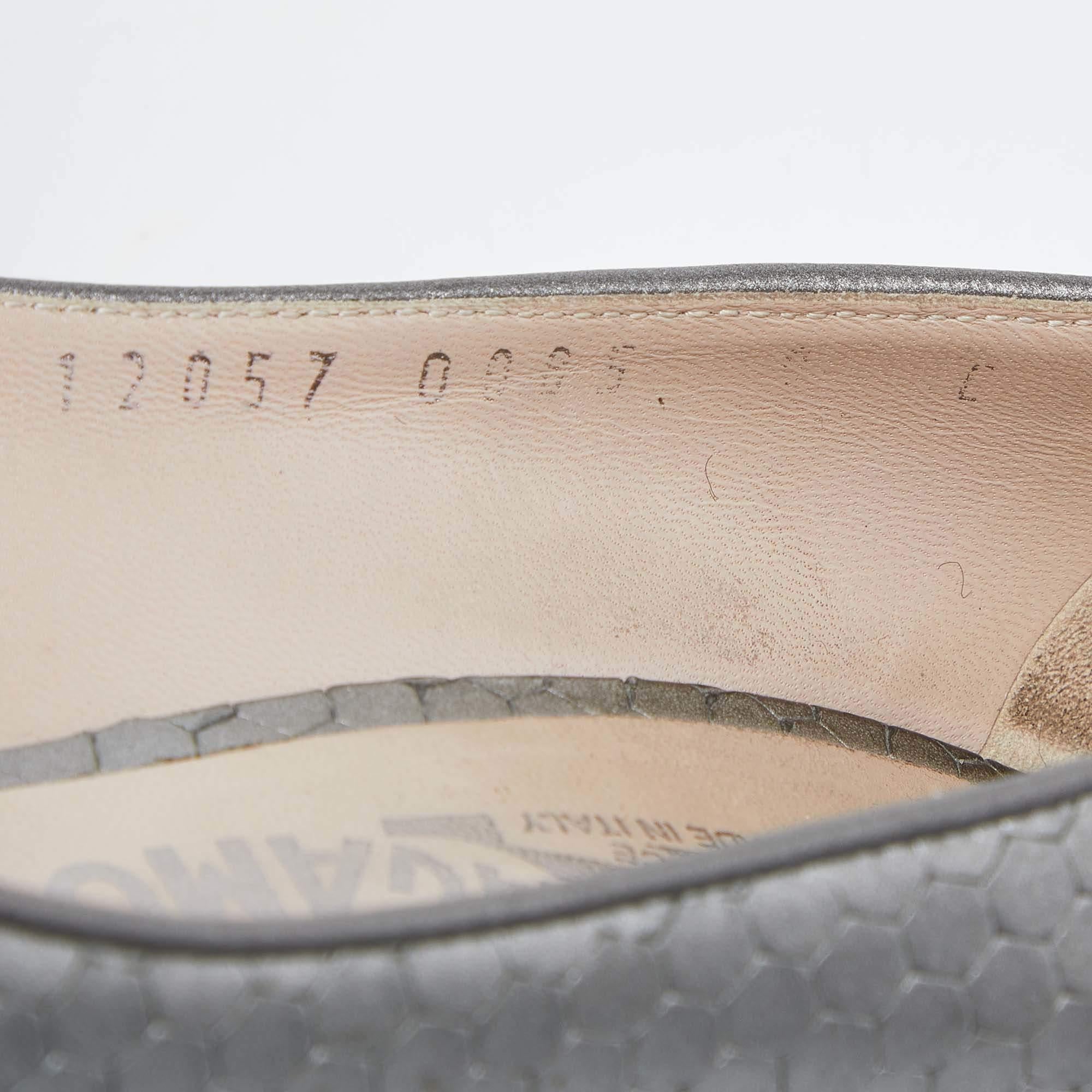 Salvatore Ferragamo escarpins Vara à nœud en cuir texturé gris, taille 39,5 en vente 2