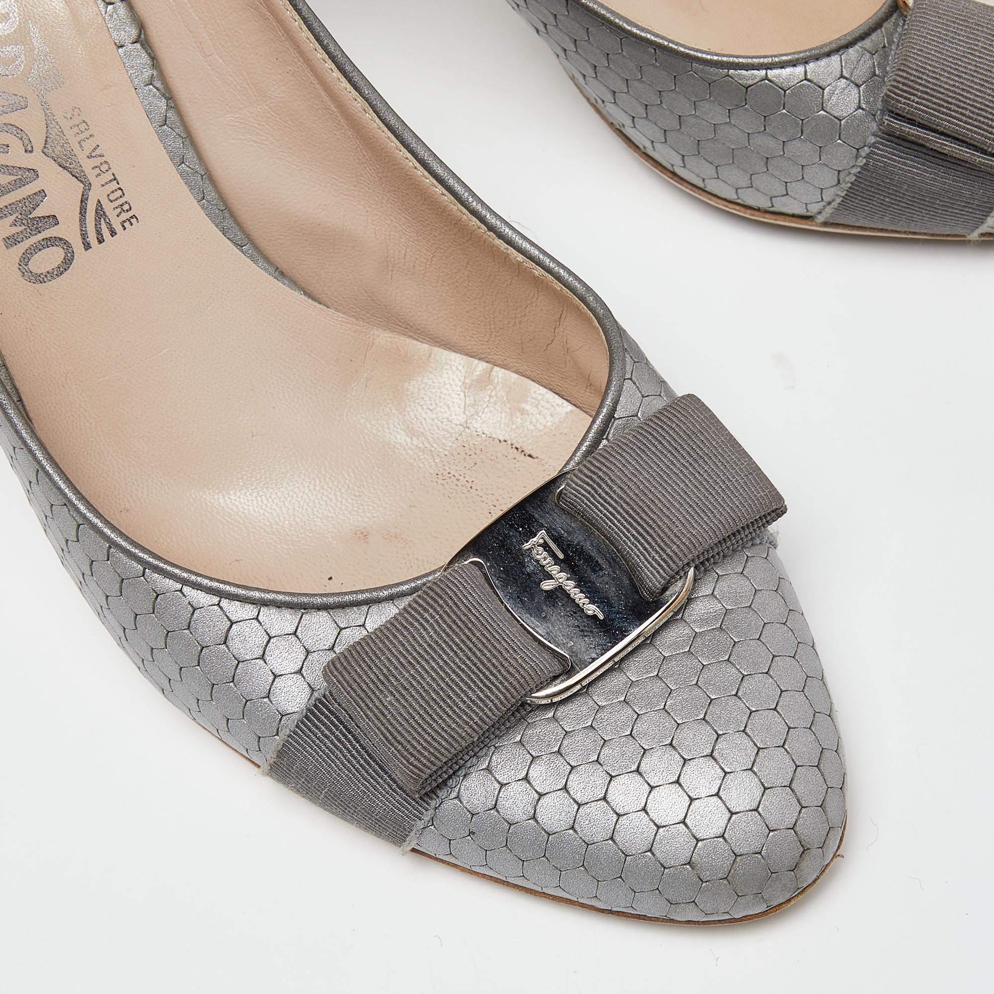 Salvatore Ferragamo escarpins Vara à nœud en cuir texturé gris, taille 39,5 en vente 3