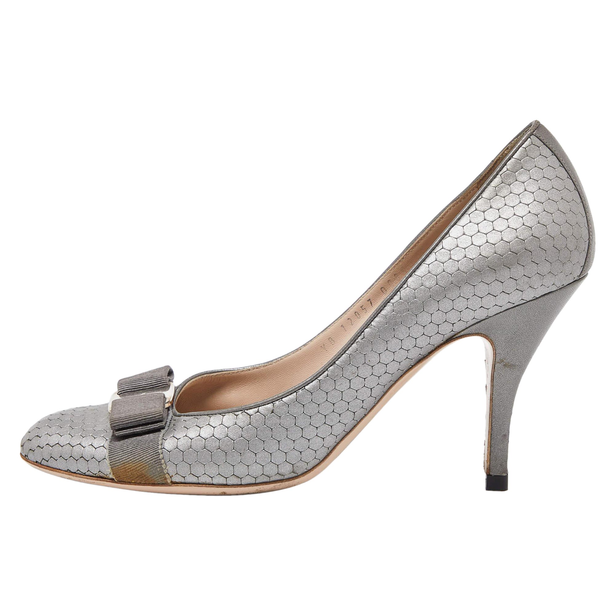 Salvatore Ferragamo Bombas con lazo Vara de piel texturizada gris Talla 39.5