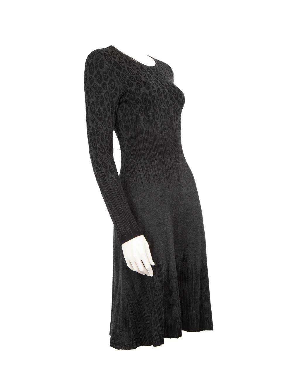 L'ÉTAT est très bon. L'usure de la robe est minime. Des plis au tissage sur le devant, le dos et la manche droite sur cet article de revente d'occasion du créateur Salvatore Ferragamo.



Détails


Gris

Laine

Robe

Tricoté

Midi

Manches