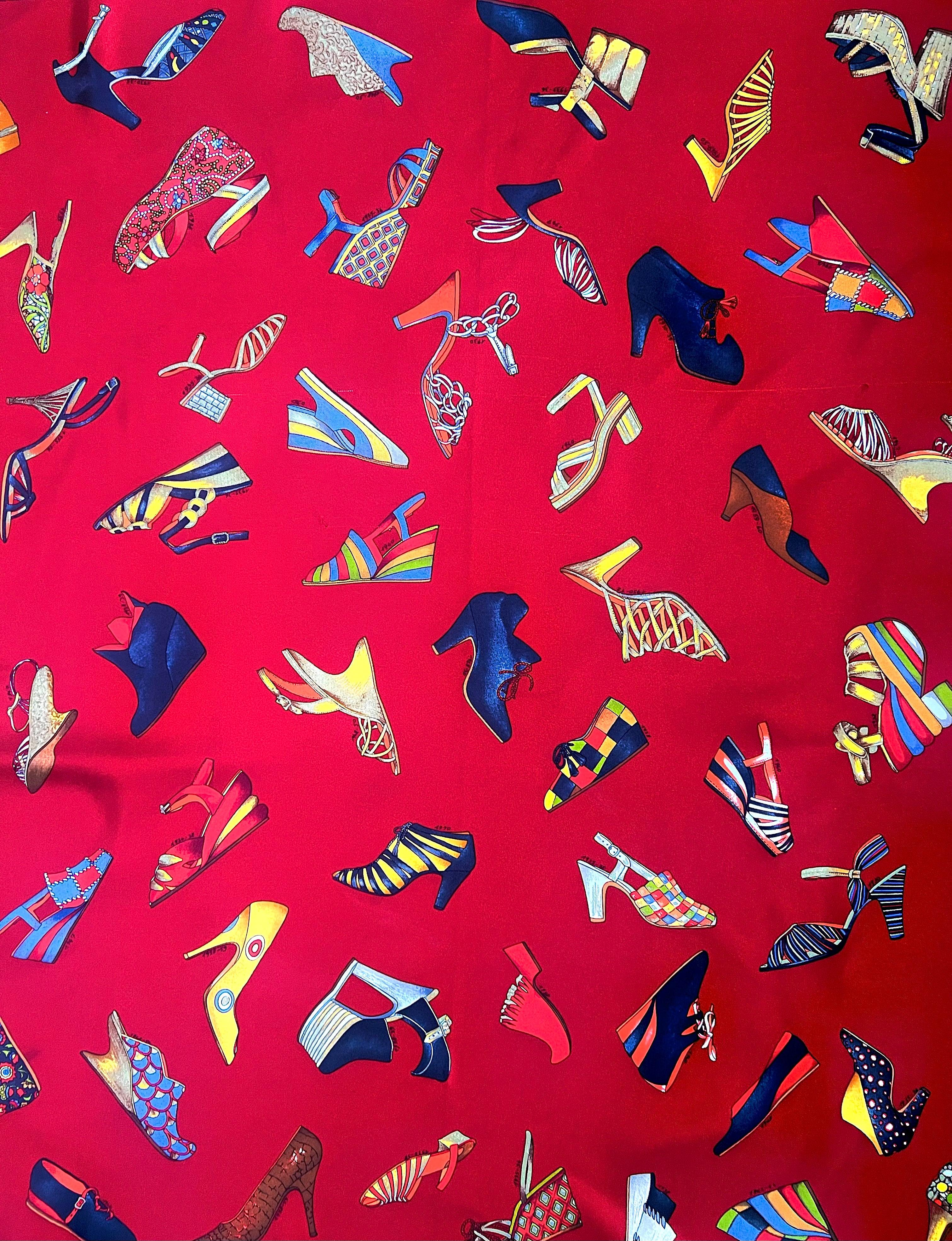 Sciarpa in seta con stampa di scarpe kitsch di Ferragamo. Un regalo favoloso per il tuo appassionato di scarpe preferito. Bordo nero, centro rosso e scarpe multicolore di tutti i disegni. 100% seta. Bordi arrotolati a mano. Condizioni