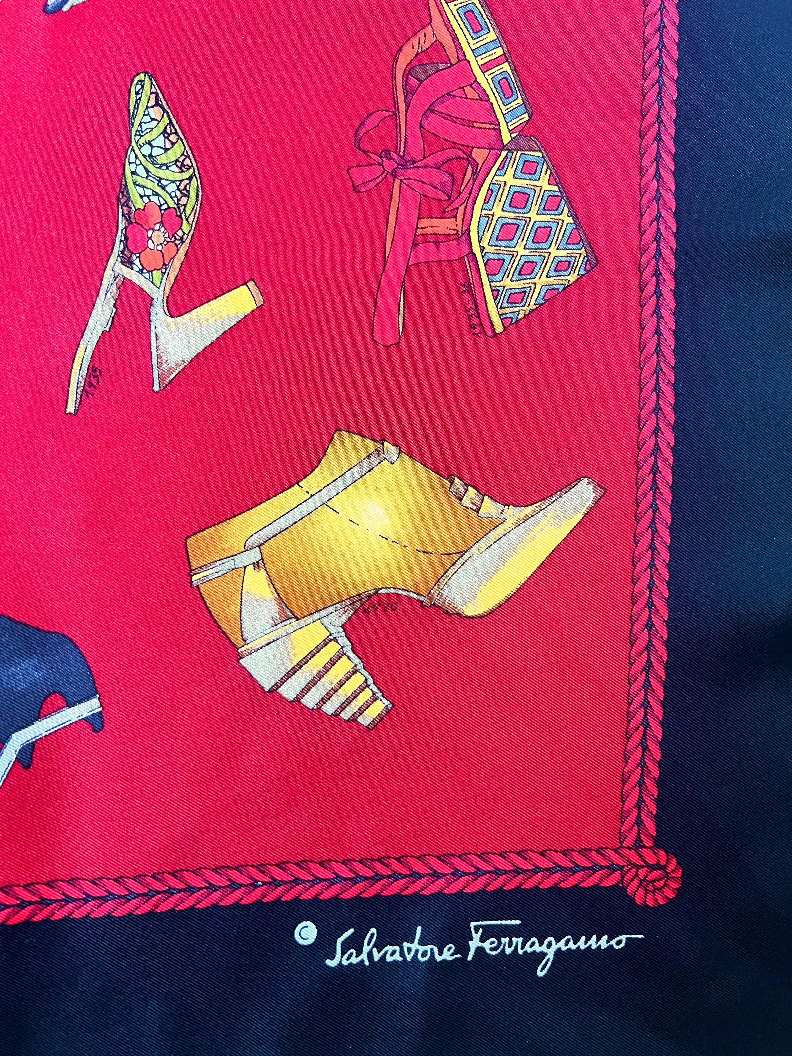 Rosso Salvatore Ferragamo Sciarpa Iconic Red Shoe Print Square in Twill di Seta in vendita
