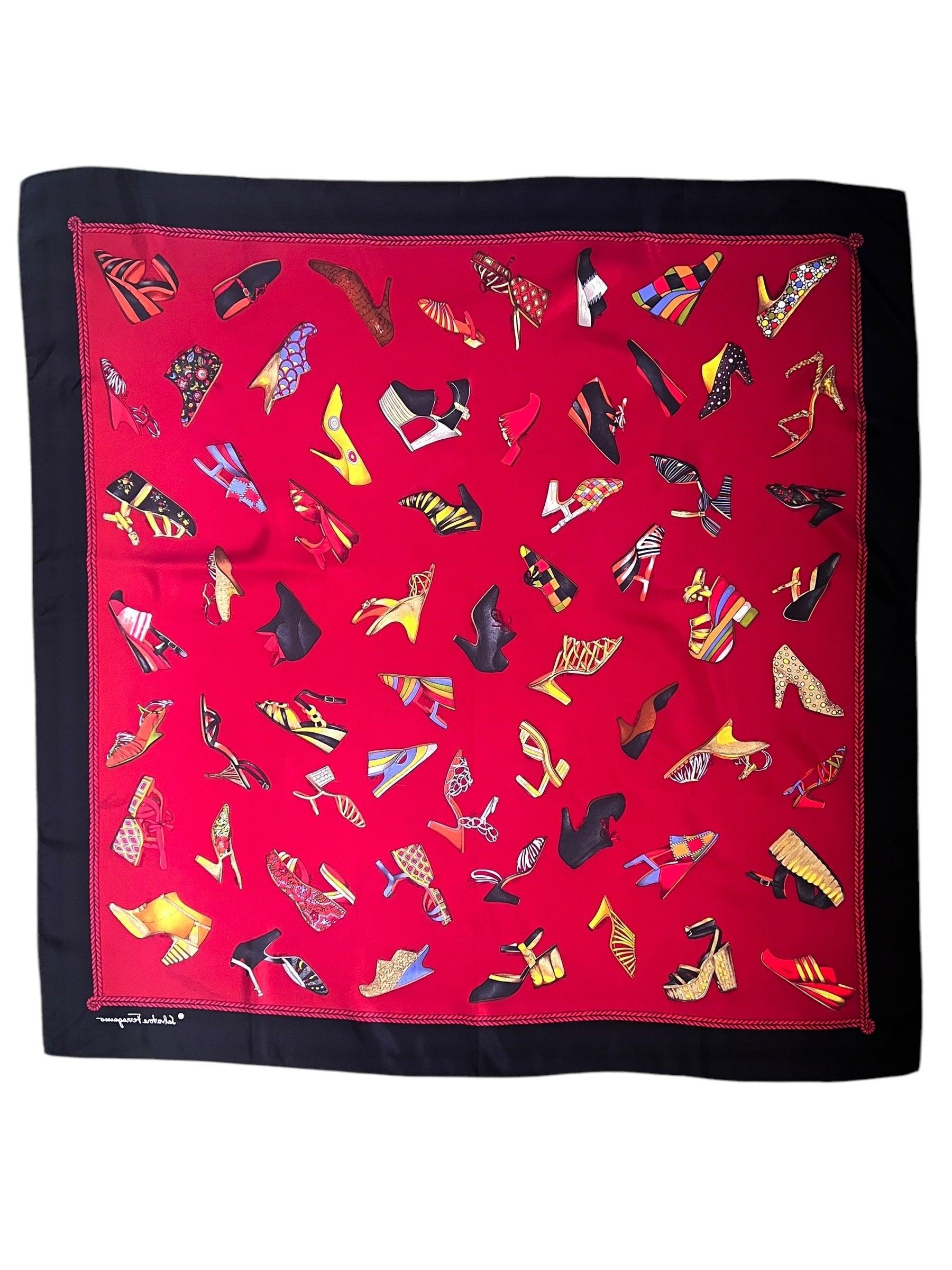 Salvatore Ferragamo Sciarpa Iconic Red Shoe Print Square in Twill di Seta In condizioni ottime in vendita a Los Angeles, CA