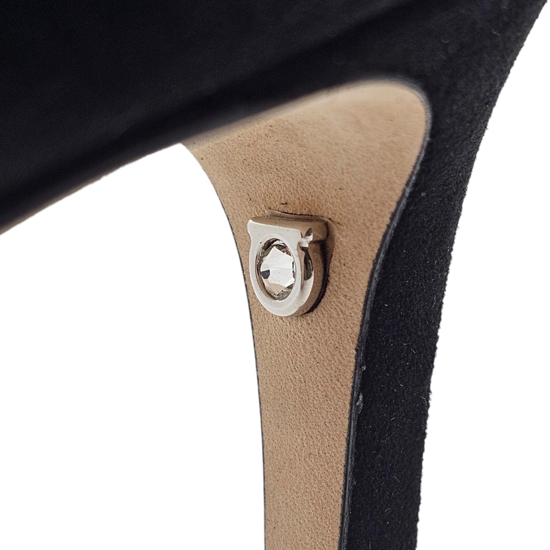 Salvatore Ferragamo Imogen Suede Ankle Boots In Excellent Condition For Sale In Los Angeles, CA
