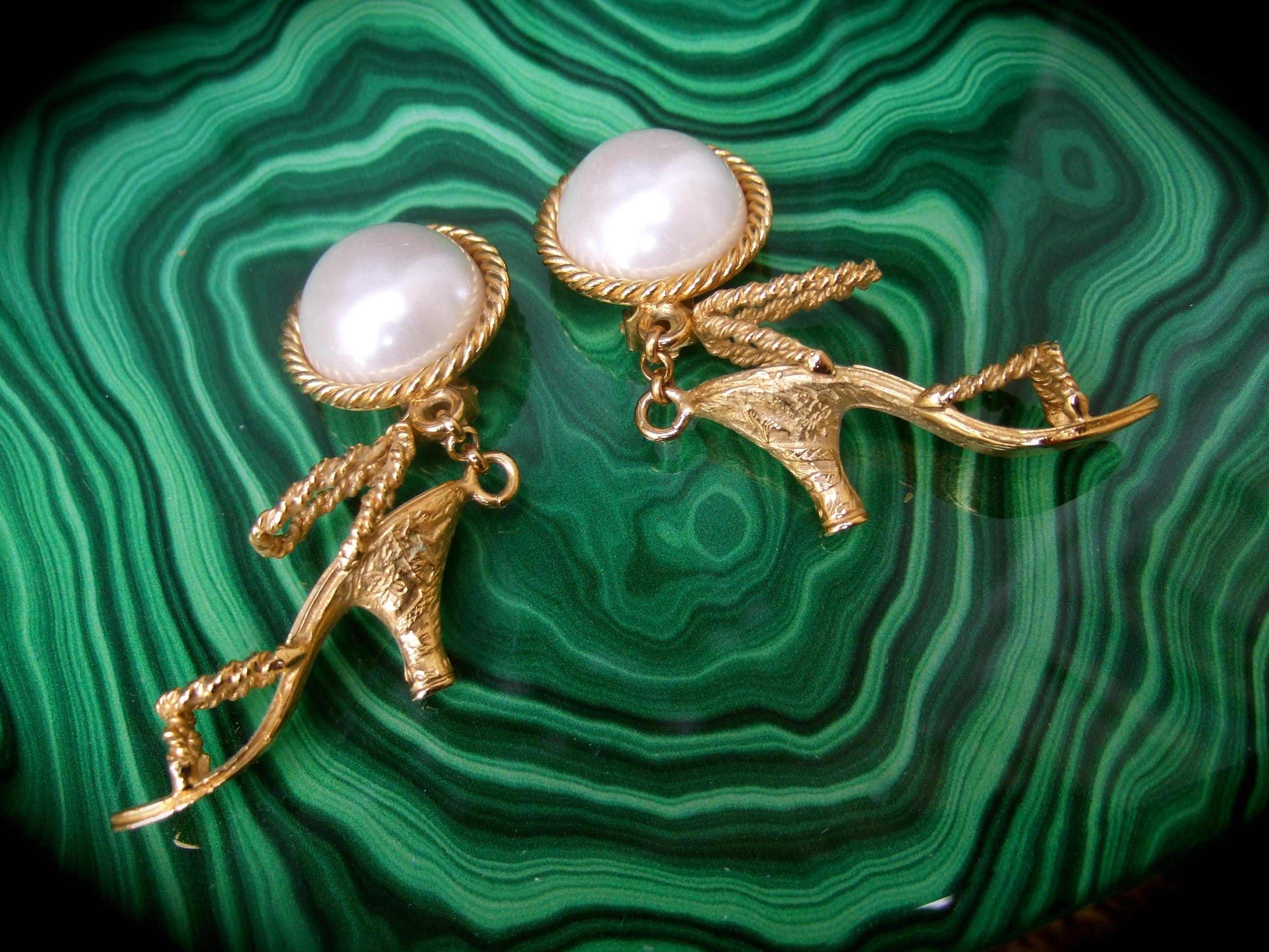 Salvatore Ferragamo Orecchini a clip con scarpe pendenti, anni '80, C.C. in vendita 6