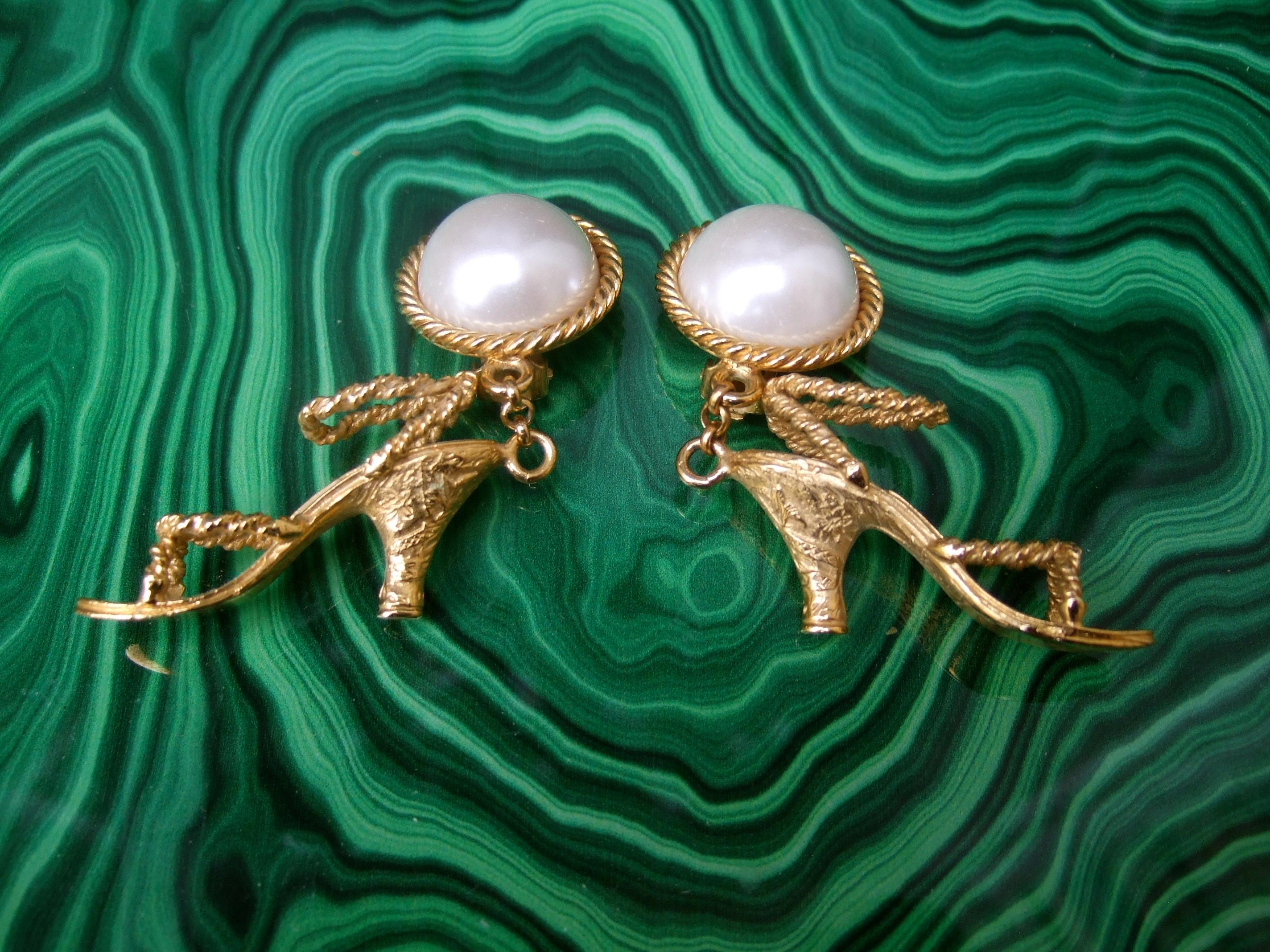 Salvatore Ferragamo Rari orecchini a clip a forma di scarpa penzolante, anni '80, C.C.
Questi orecchini a clip, unici nel loro genere, sono progettati con pendenti placcati in oro.
scarpe; sospese da una resina smaltata con finte perle 

Il design