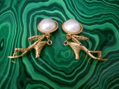 SALVATORE FERRAGAMO Italienische Statement-Ohrringe mit baumelndem Schuh-Clip, 1980er Jahre