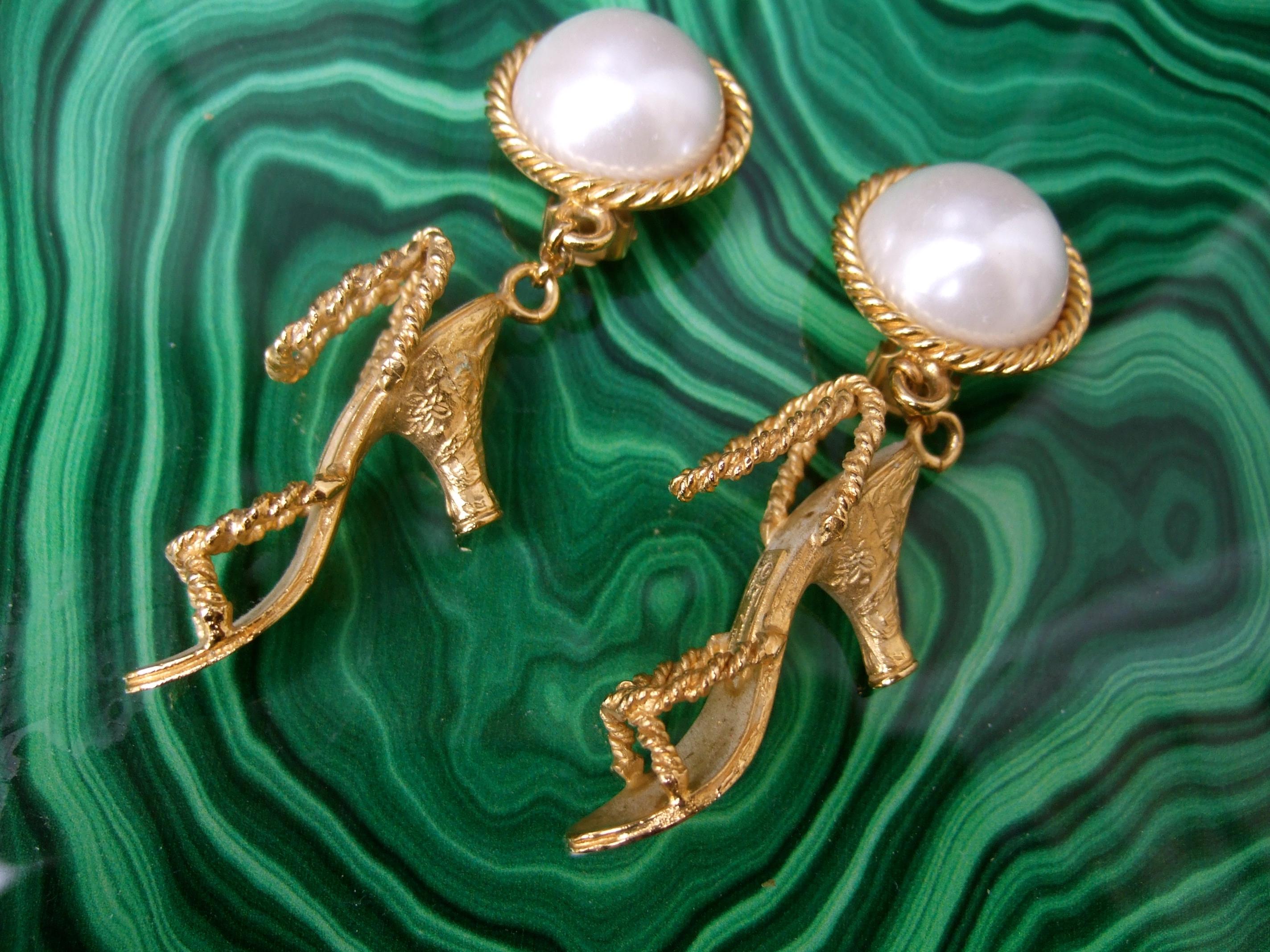 Salvatore Ferragamo Orecchini a clip con scarpe pendenti, anni '80, C.C. In condizioni buone in vendita a University City, MO