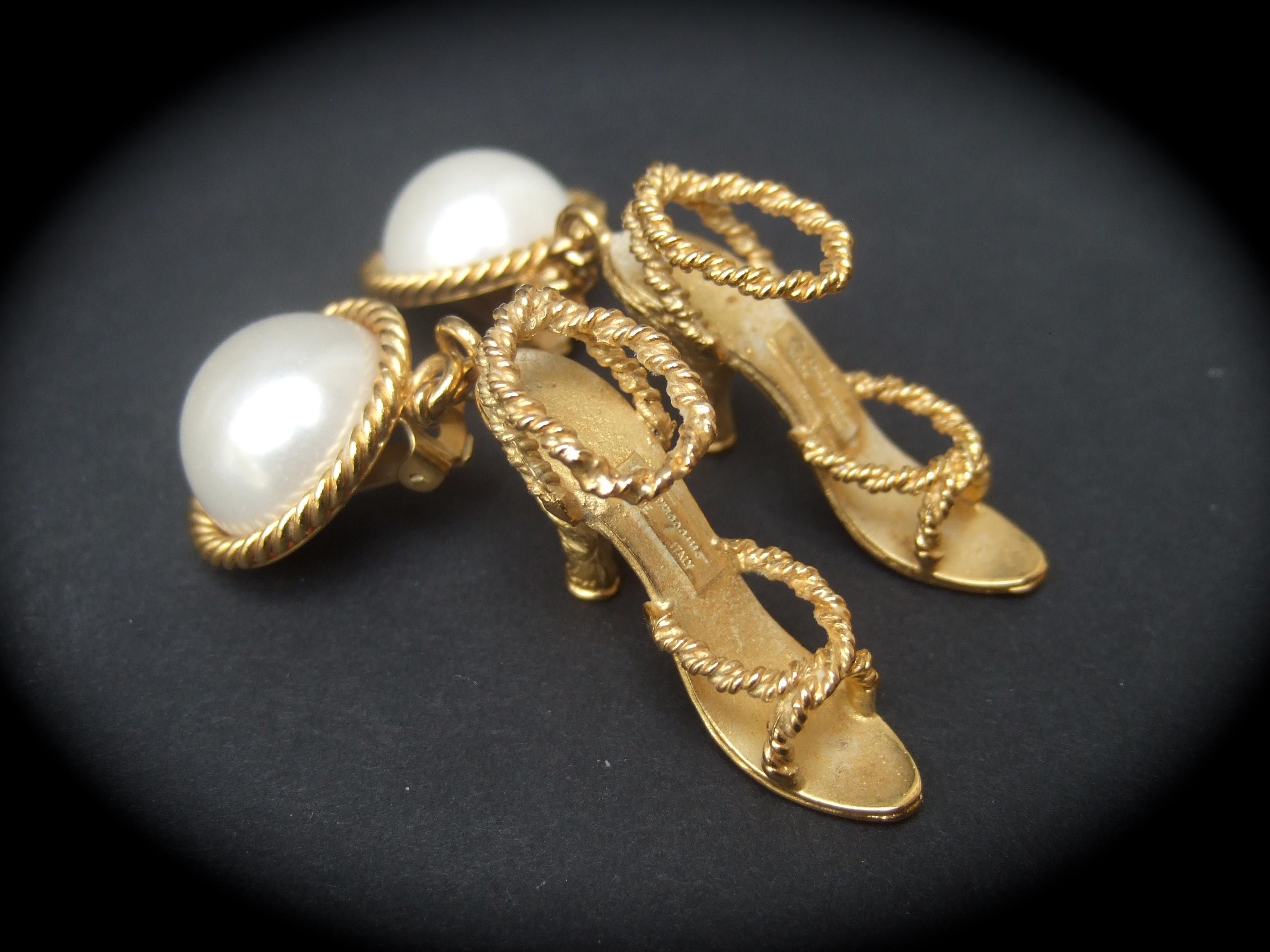 Donna Salvatore Ferragamo Orecchini a clip con scarpe pendenti, anni '80, C.C. in vendita