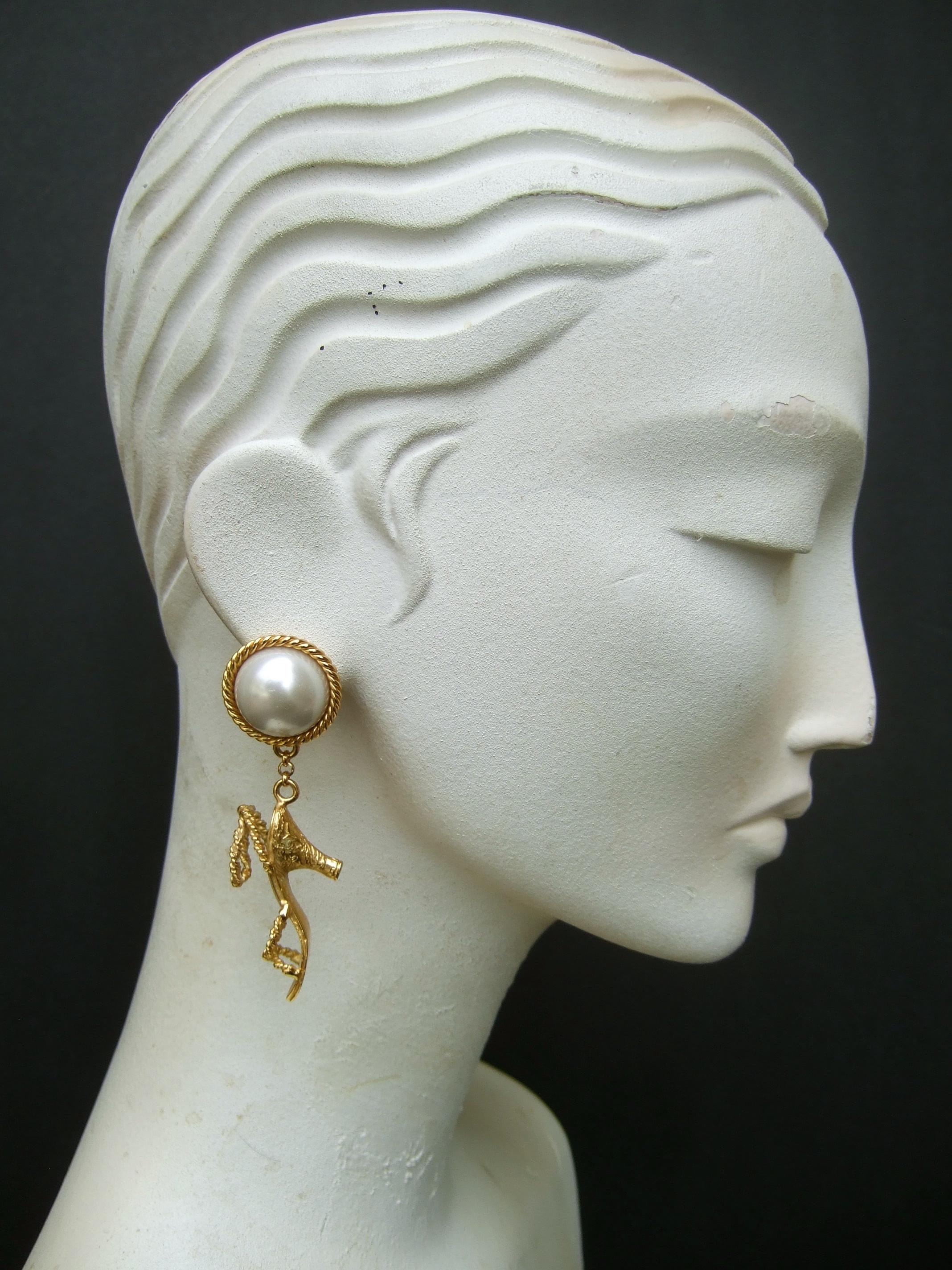 Salvatore Ferragamo Orecchini a clip con scarpe pendenti, anni '80, C.C. in vendita 1