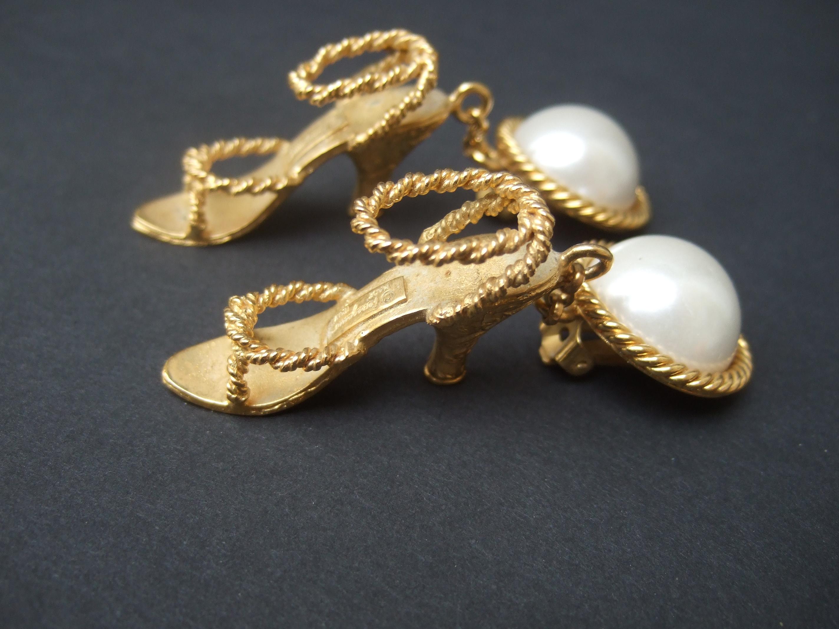 Salvatore Ferragamo Orecchini a clip con scarpe pendenti, anni '80, C.C. in vendita 4