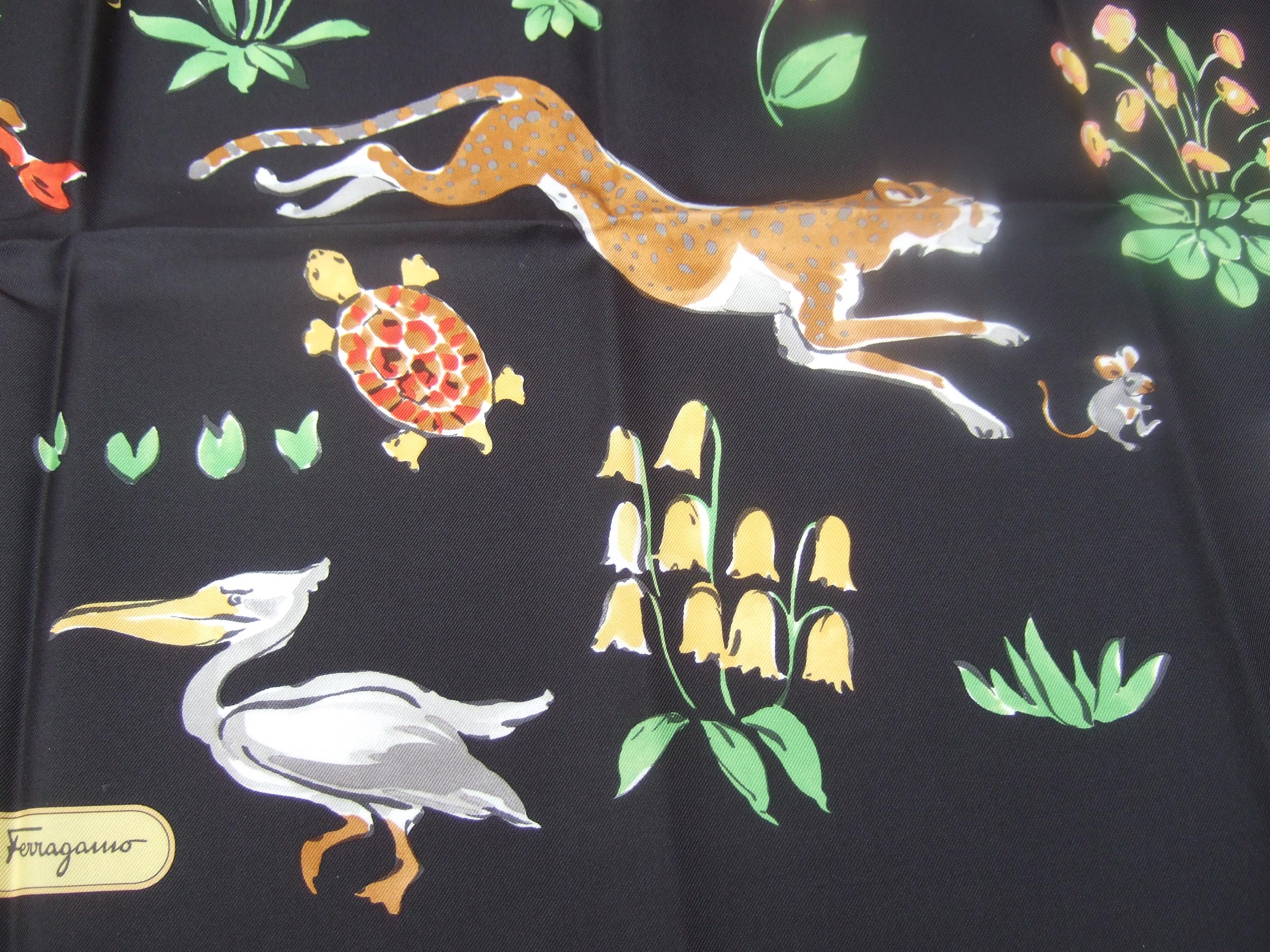 Salvatore Ferragamo Italienischer handgerollter, geblümter Seidenschal mit Tiermotiven aus Seide 33 x 33,5 im Angebot 6