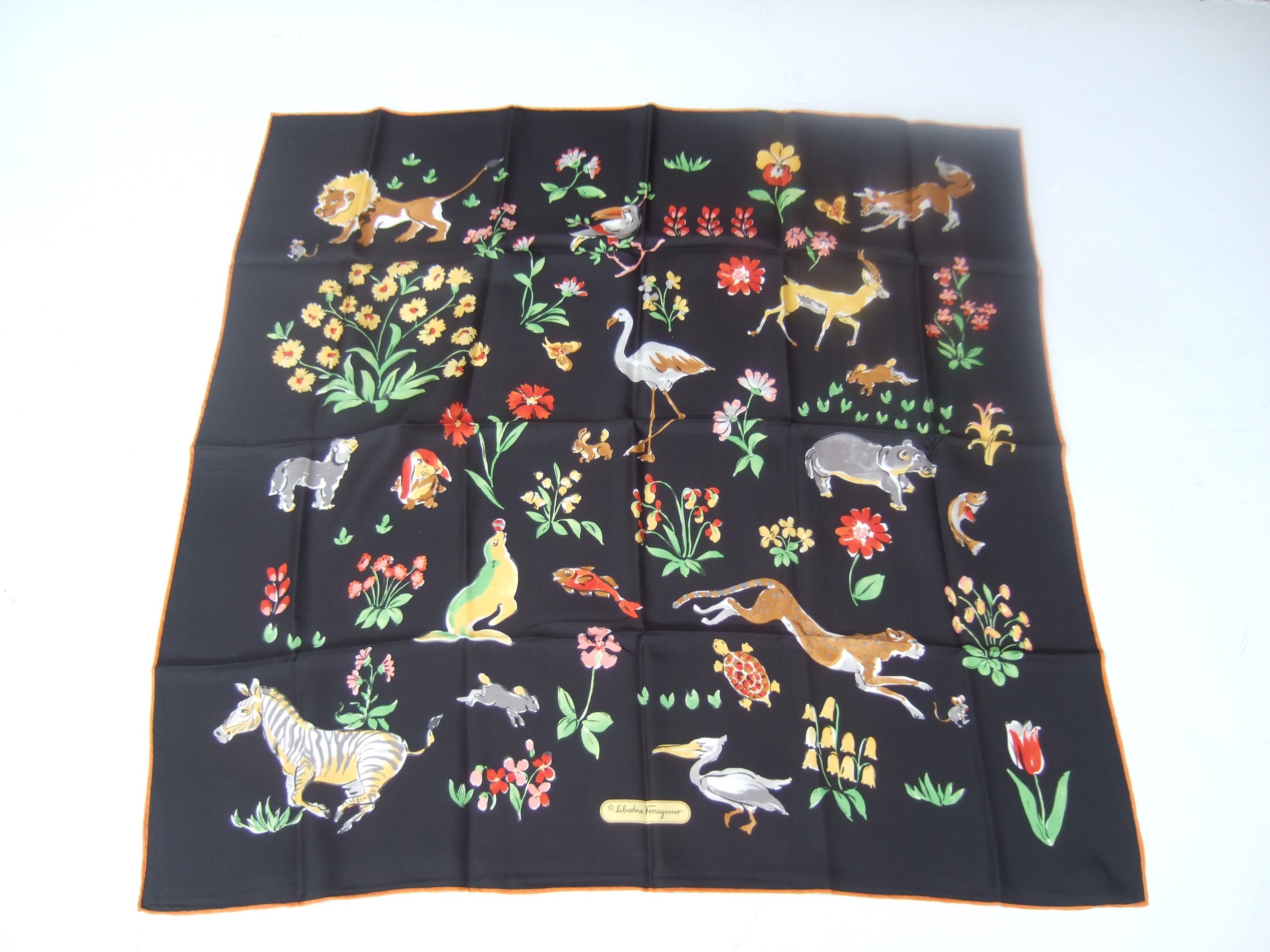 Salvatore Ferragamo Italienischer handgerollter, geblümter Seidenschal mit Tiermotiven aus Seide 33 x 33,5 im Angebot 8