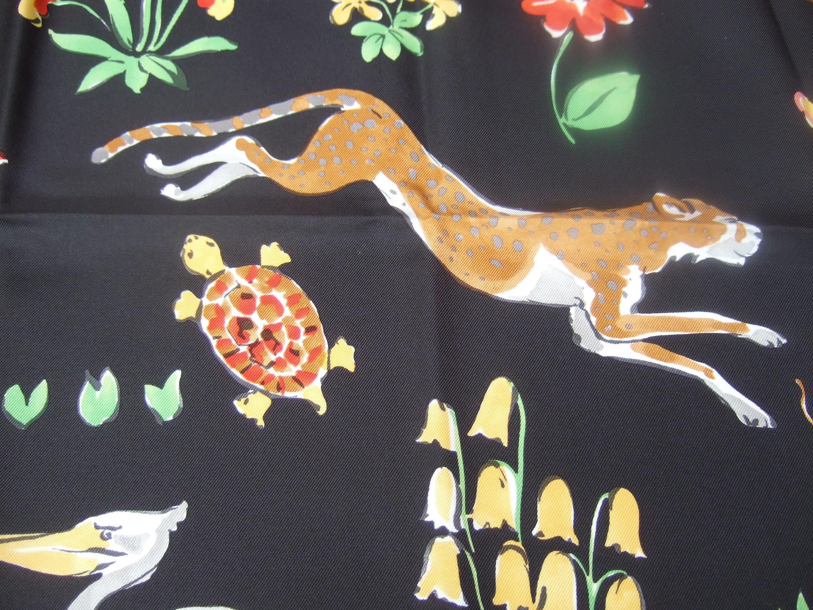 Salvatore Ferragamo Italienisch Seide Hand gerollt Tier floral Schal 33 x 33,5
Der luxuriöse italienische Seidenschal ist mit einer Menagerie von liebenswerten Tieren illustriert 
beleuchtet vor einem tiefschwarzen Hintergrund

Die exotischen