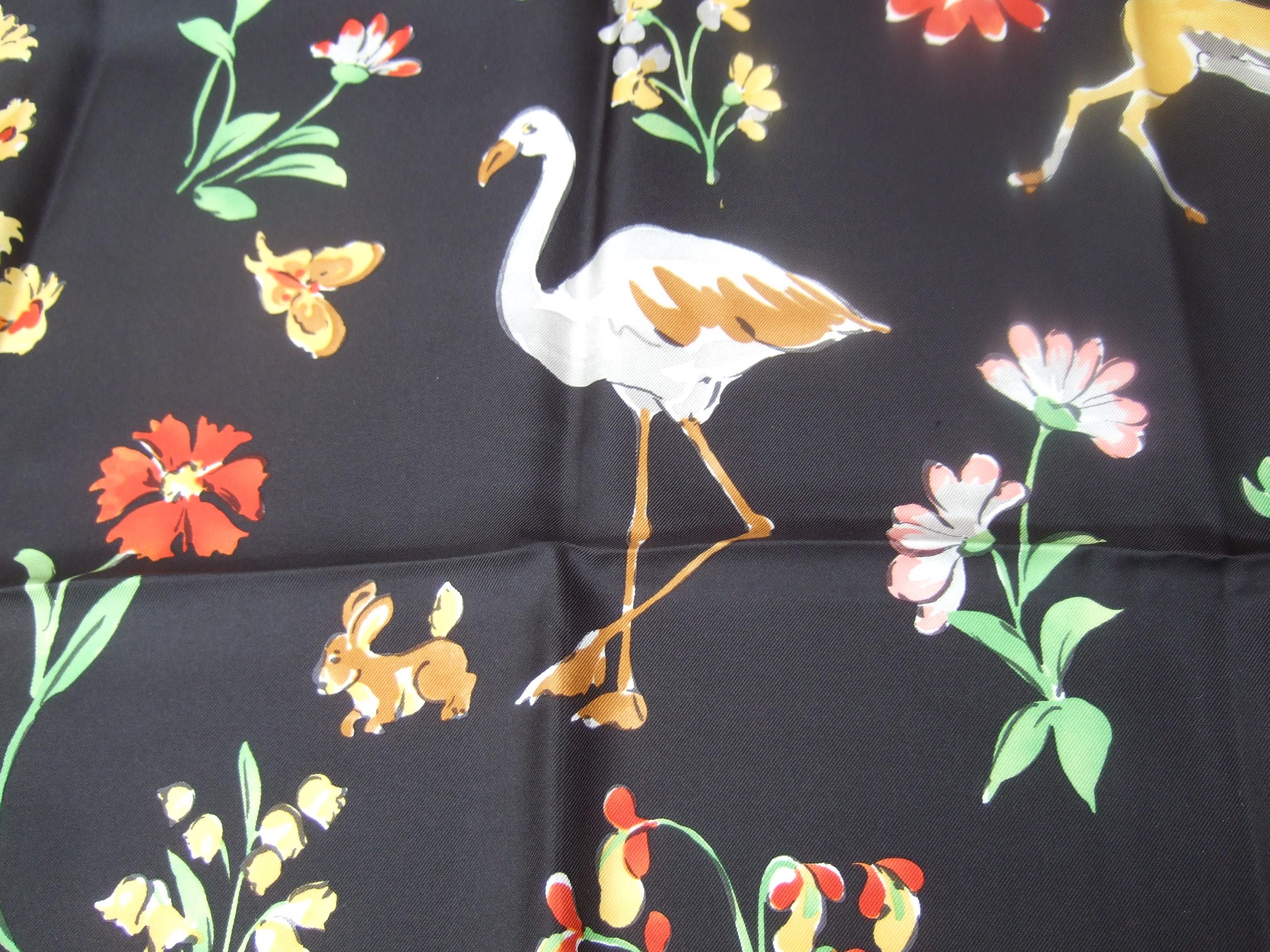 Salvatore Ferragamo Italienischer handgerollter, geblümter Seidenschal mit Tiermotiven aus Seide 33 x 33,5 (Schwarz) im Angebot