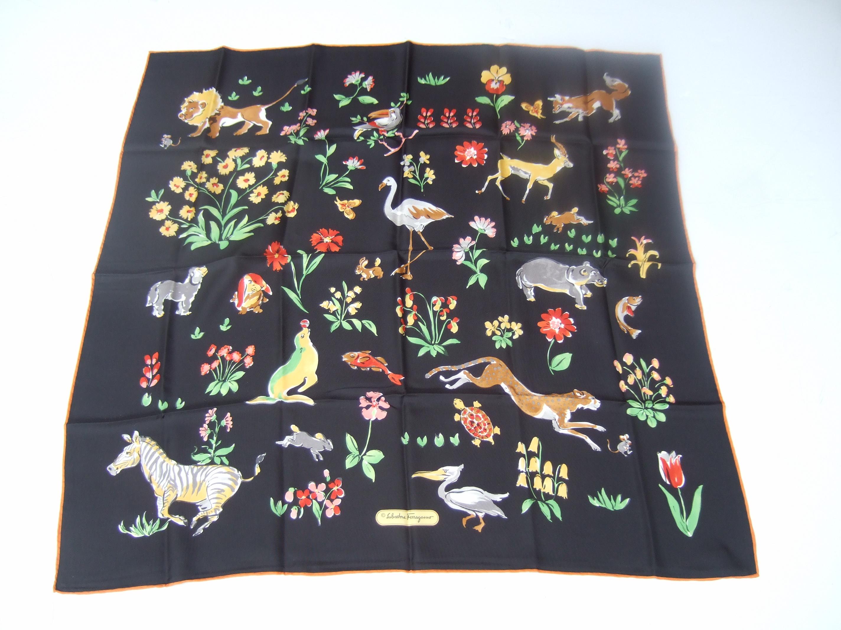 Salvatore Ferragamo Italienischer handgerollter, geblümter Seidenschal mit Tiermotiven aus Seide 33 x 33,5 im Angebot 1