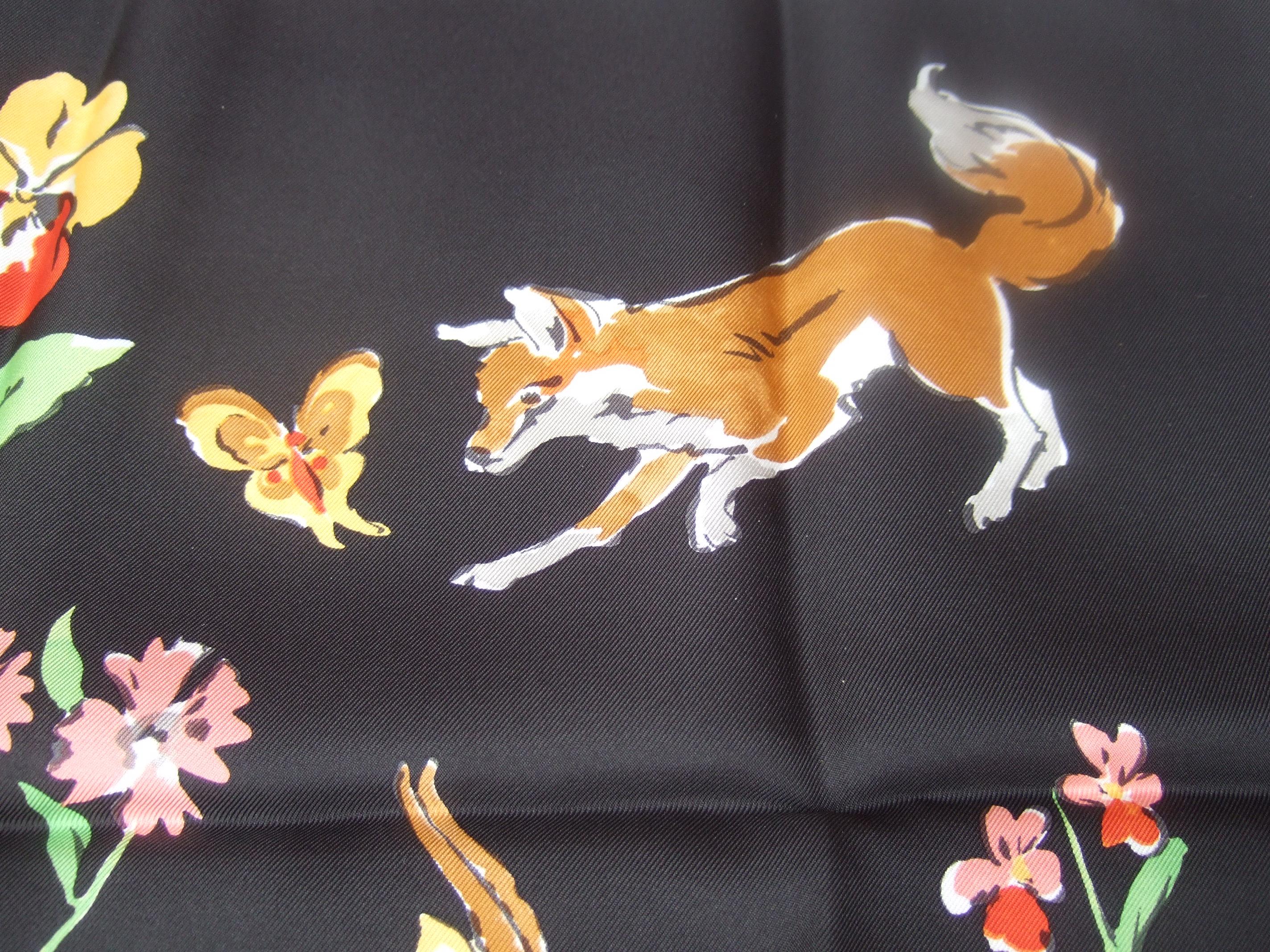 Salvatore Ferragamo Italienischer handgerollter, geblümter Seidenschal mit Tiermotiven aus Seide 33 x 33,5 im Angebot 2
