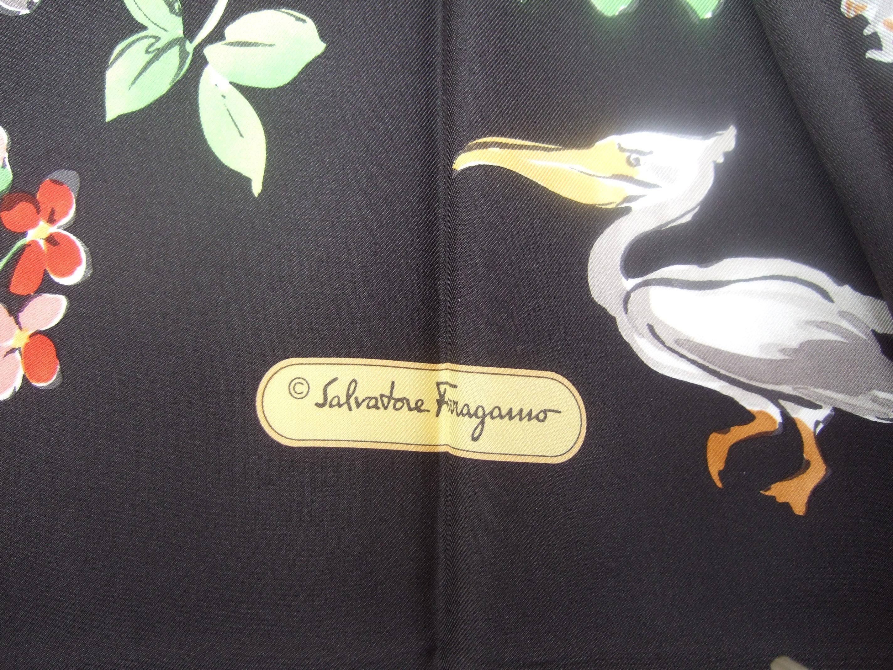 Salvatore Ferragamo Italienischer handgerollter, geblümter Seidenschal mit Tiermotiven aus Seide 33 x 33,5 im Angebot 4