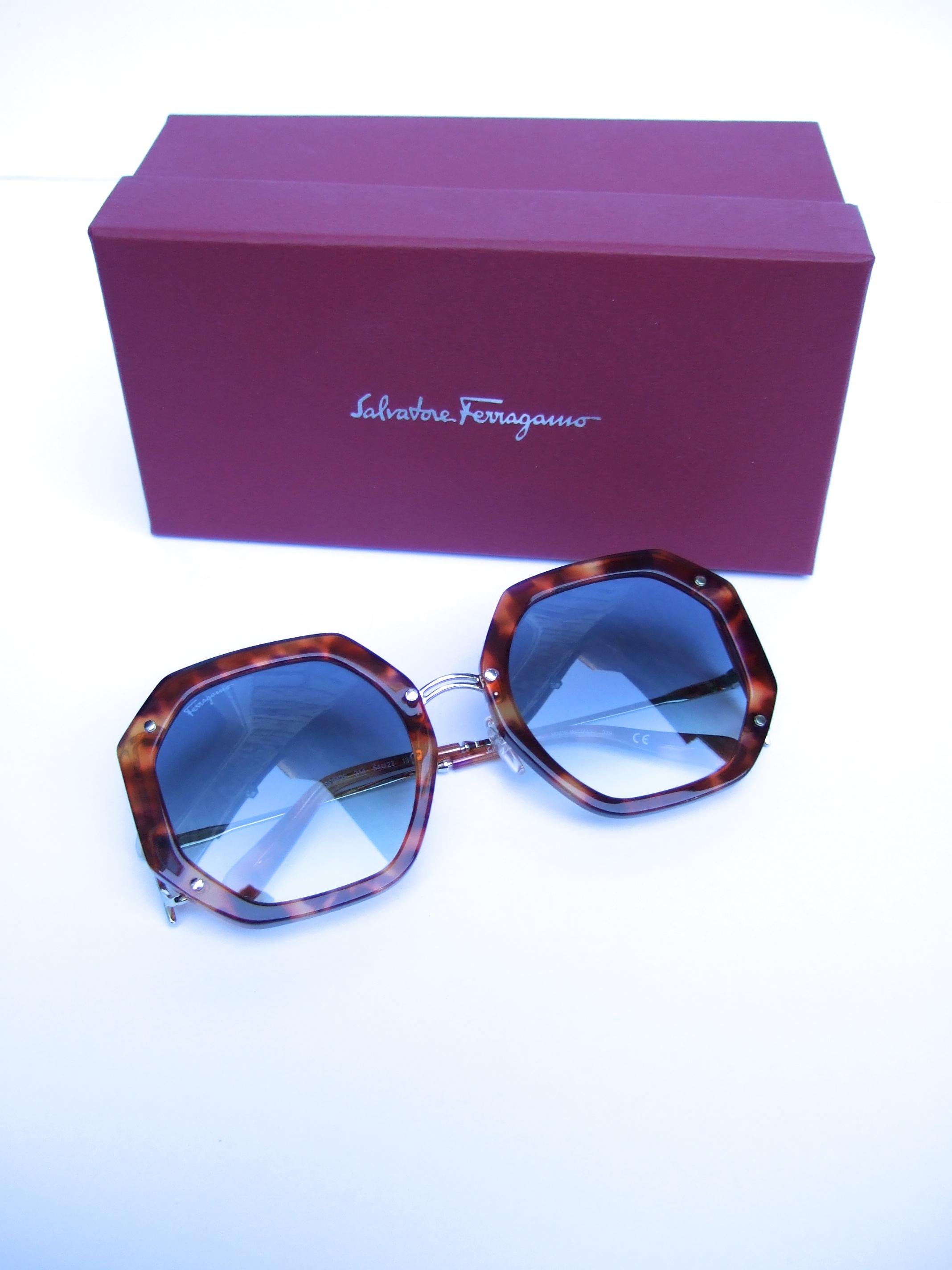 Salvatore Ferragamo - Lunettes de soleil italiennes en écaille de tortue pour femme, dans leur boîte, circa XXIe siècle  en vente 1