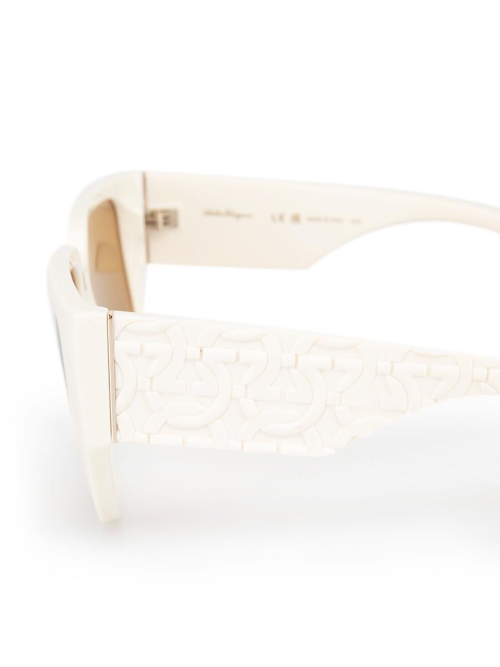 Salvatore Ferragamo Lunettes de soleil Ivory Browline en vente 1