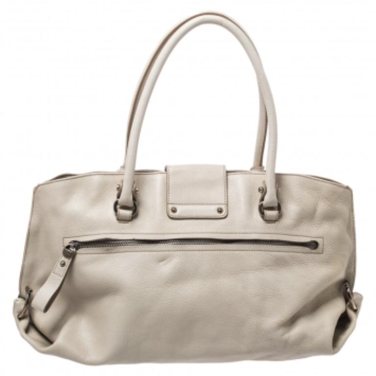 You will love to carry this gorgeous Salvatore Ferragamo creation wherever you go. Meticulously crafted from leather, this satchel has been styled with top handles, lovely embroidery, a logo-detailed flap and a fabric interior to hold all your