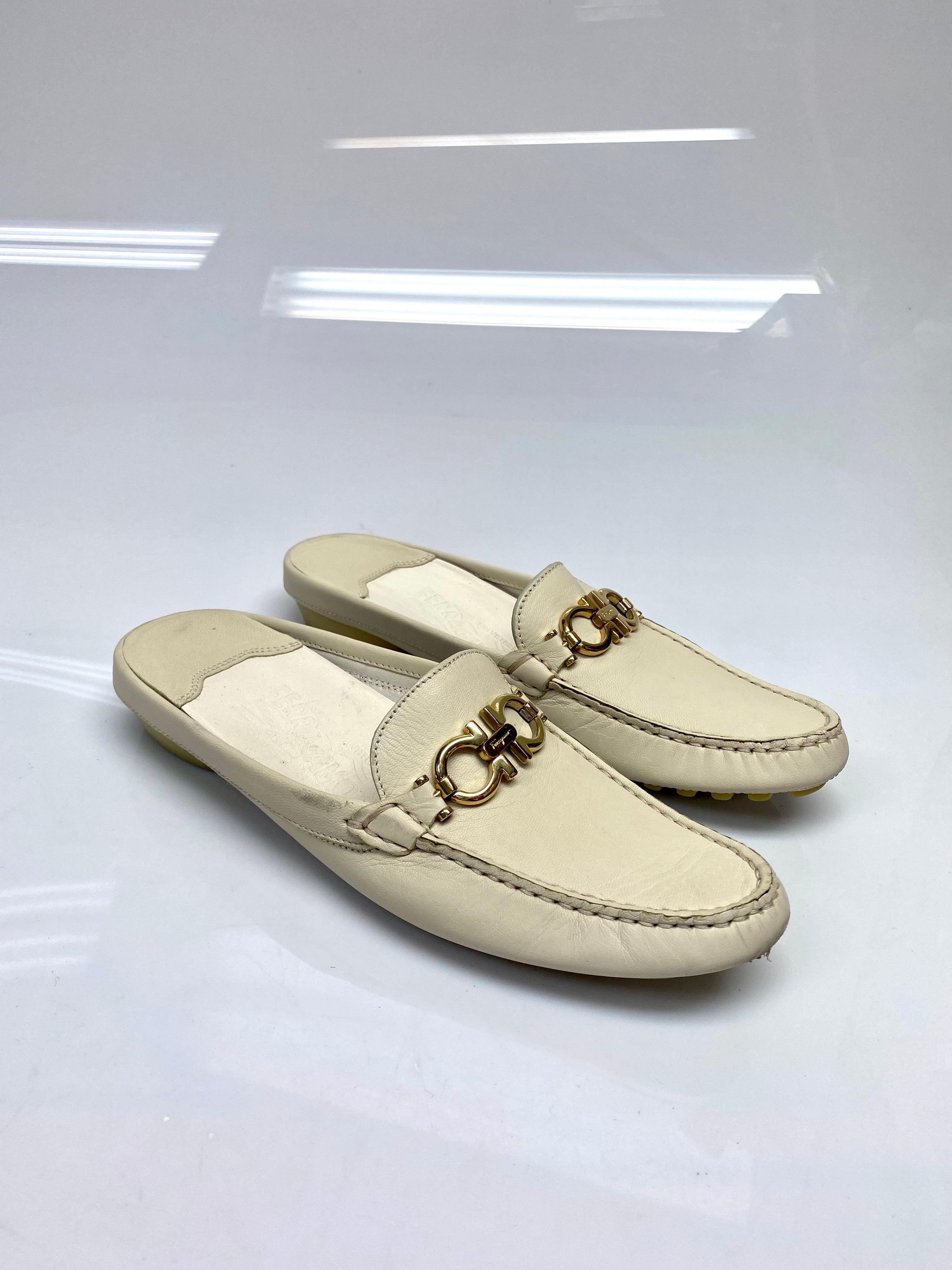Ferragamo Ivory Leather Driving Mule Shoe Size 6.5. This shoe is made of soft calfskin leather with a slightly rounded toe, decorated with a Gancini buckle. This pair also has a padded back for extra comfort. An excellent option for relaxed style